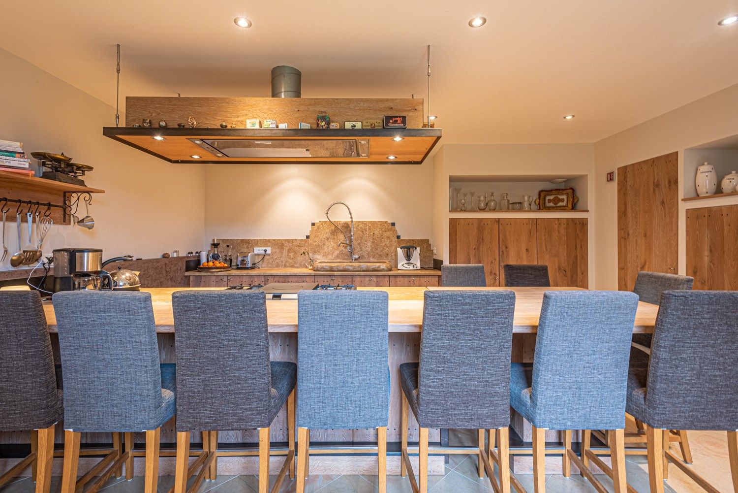 luxury property 21 Rooms for sale on QUIMPER (29000)