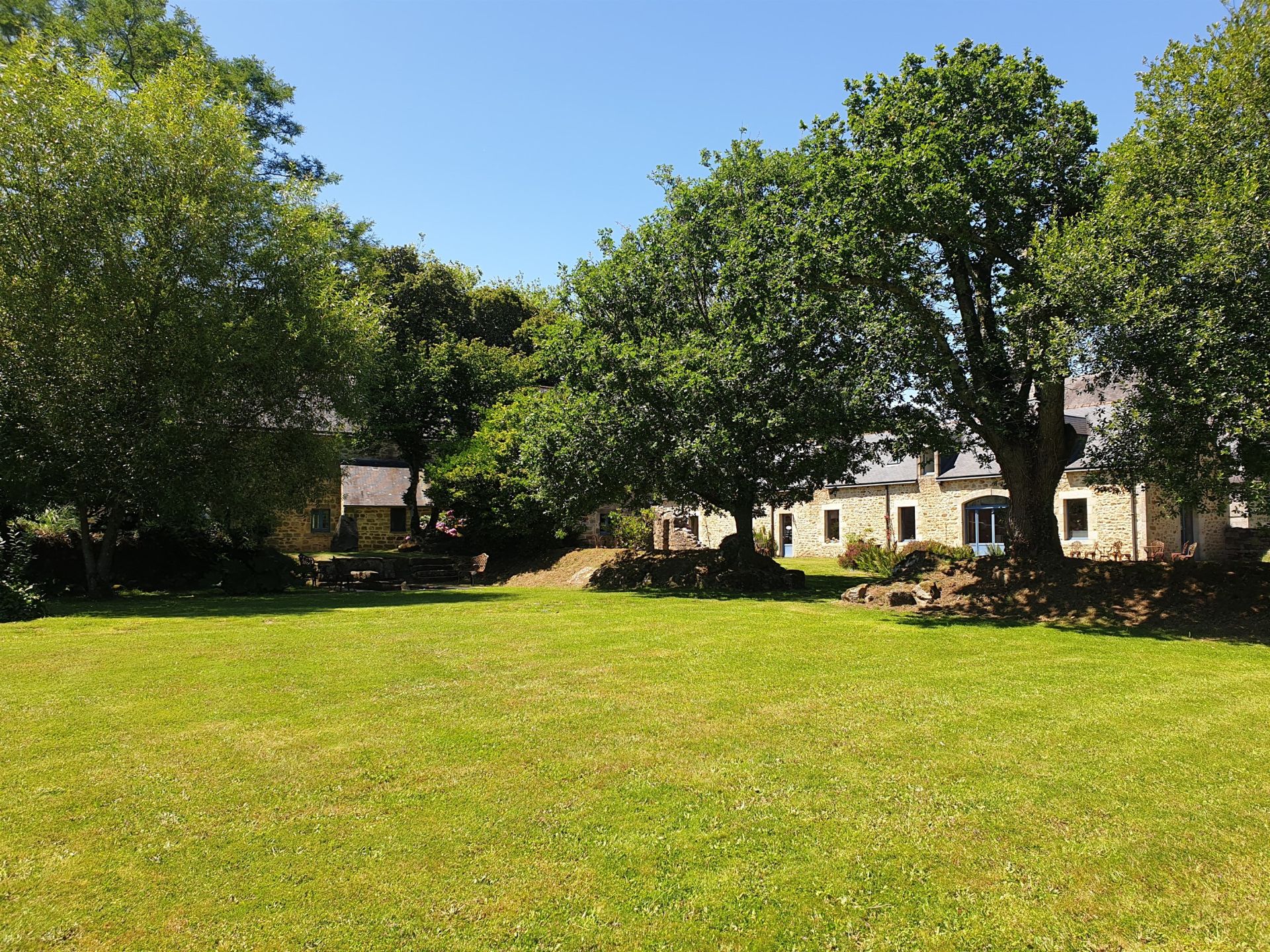 luxury property 21 Rooms for sale on QUIMPER (29000)