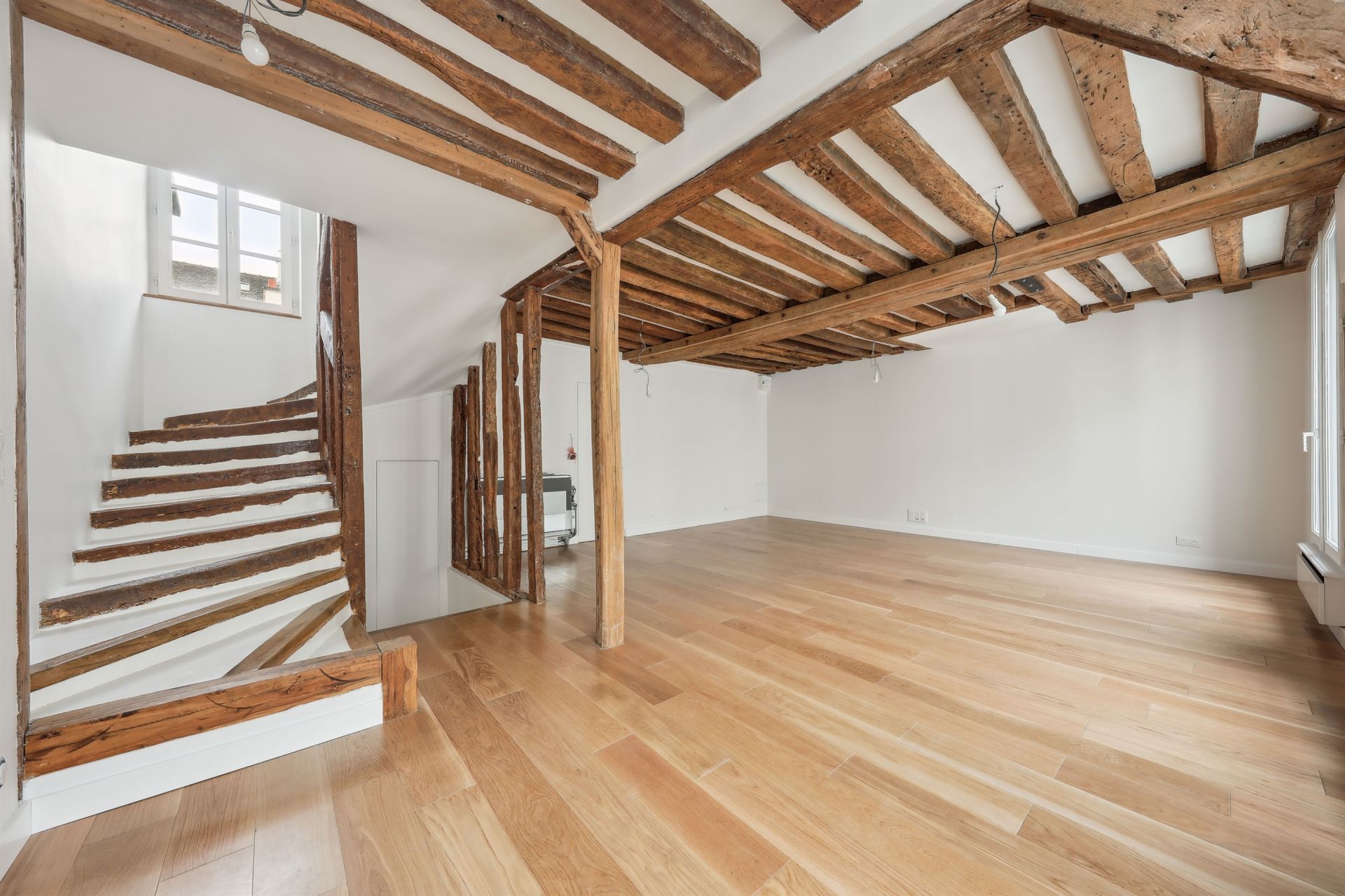building for sale on PARIS (75003)