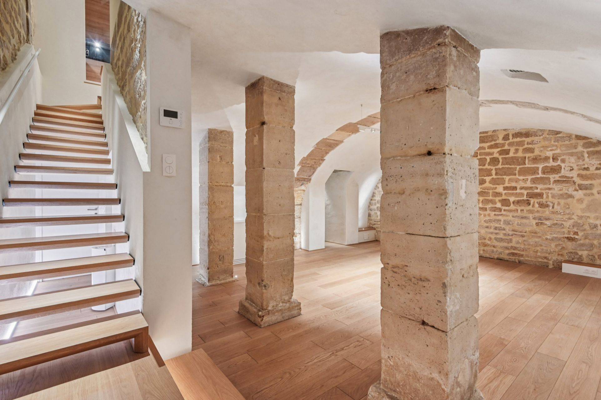 building for sale on PARIS (75003)