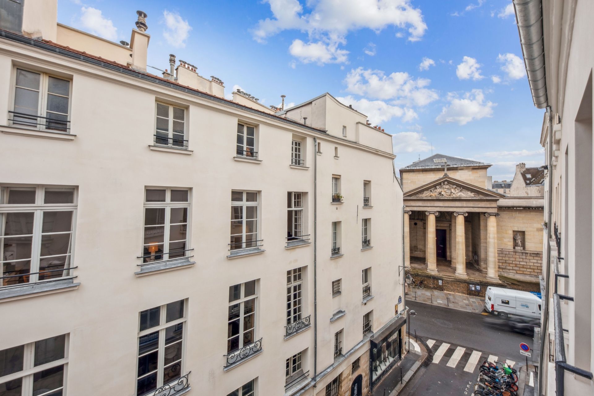 building for sale on PARIS (75003)