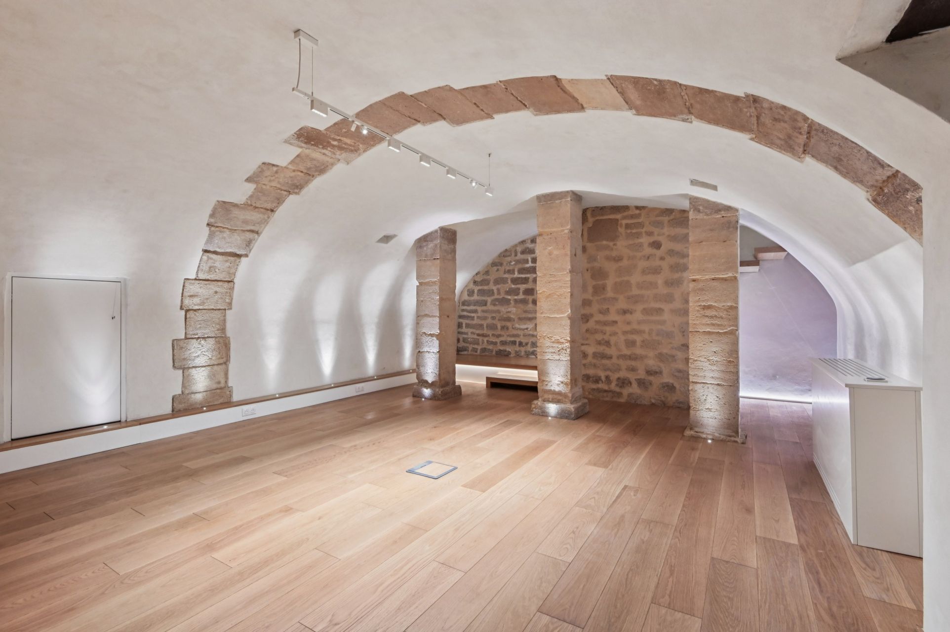 building for sale on PARIS (75003)