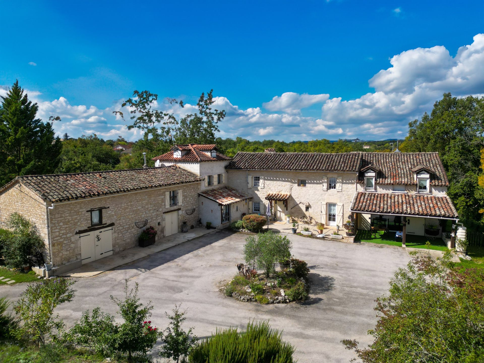 maison de luxe 11 Pièces en vente sur CAHUZAC SUR VERE (81140)