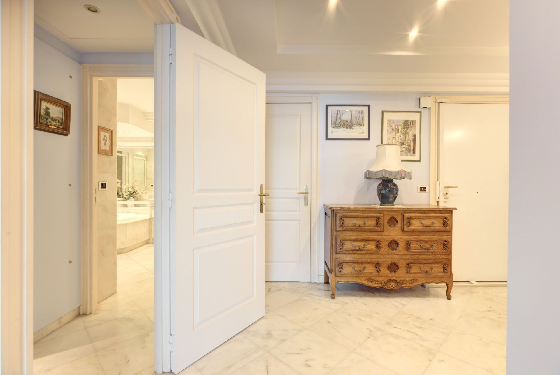 luxury apartment 4 Rooms for sale on CANNES (06400)