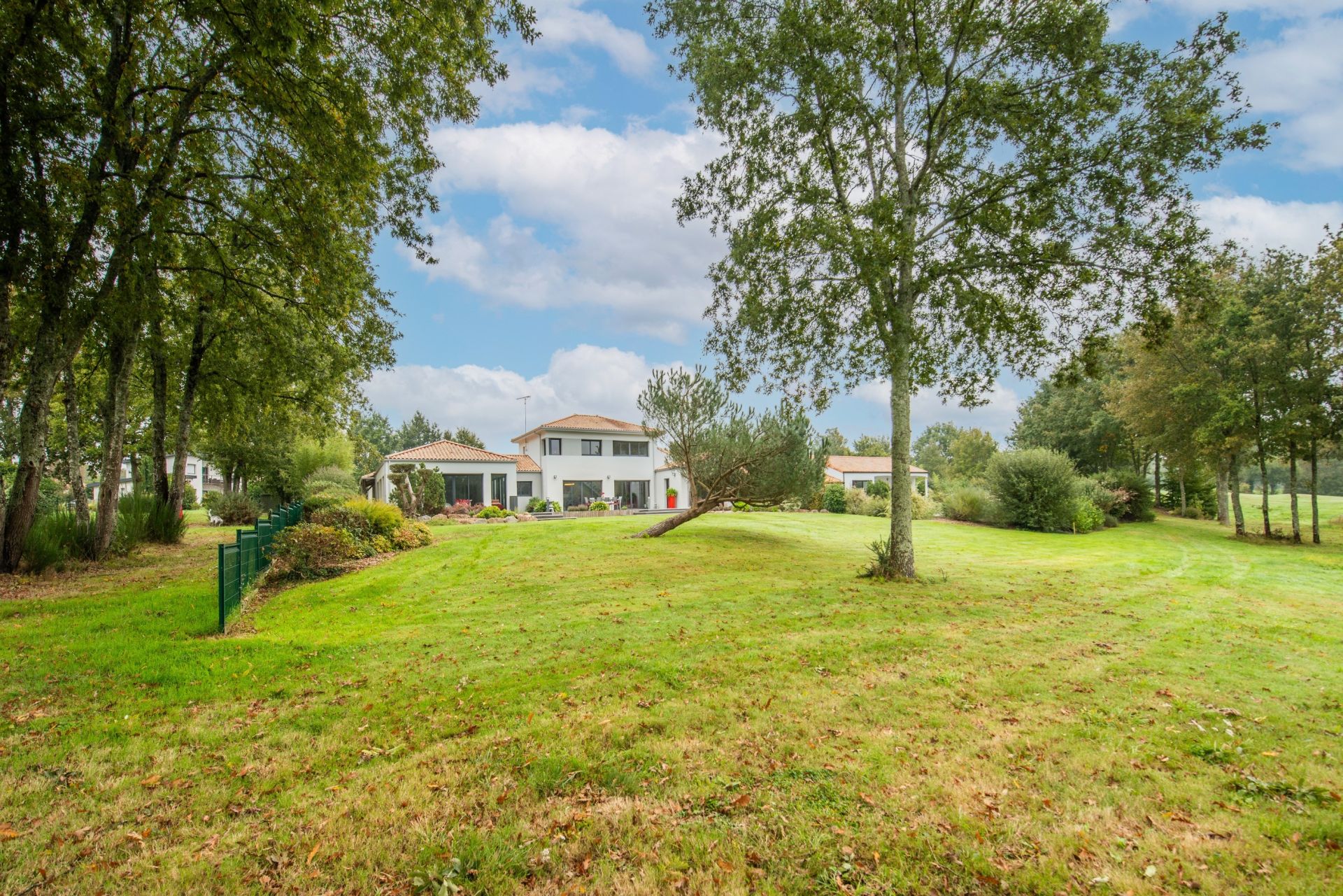 contemporary house 7 Rooms for sale on NESMY (85310)