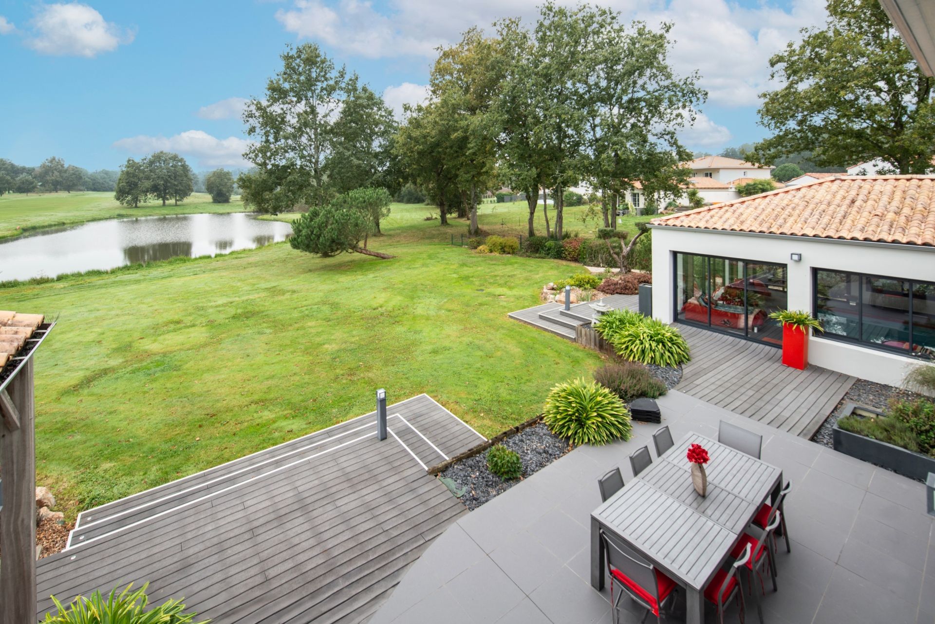 contemporary house 7 Rooms for sale on NESMY (85310)