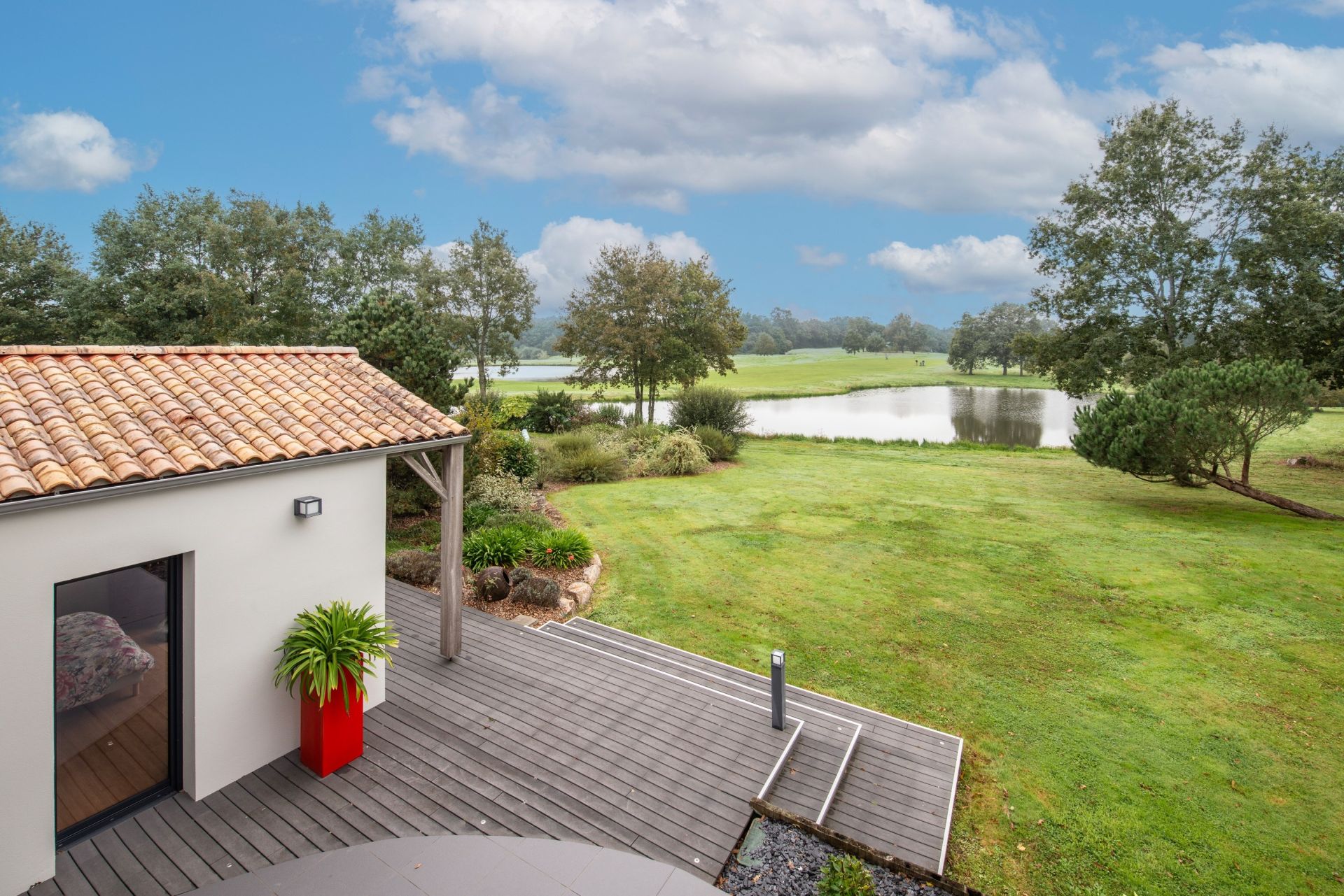 contemporary house 7 Rooms for sale on NESMY (85310)