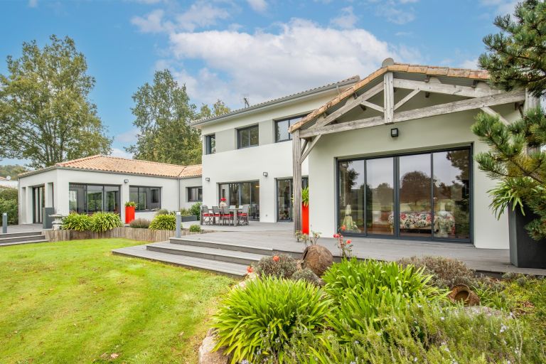 contemporary house 7 Rooms for sale on NESMY (85310)