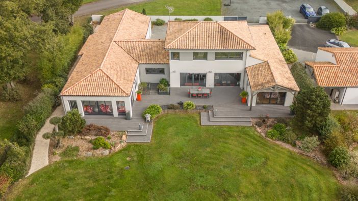 Sale Contemporary house Nesmy 7 Rooms 296 m²