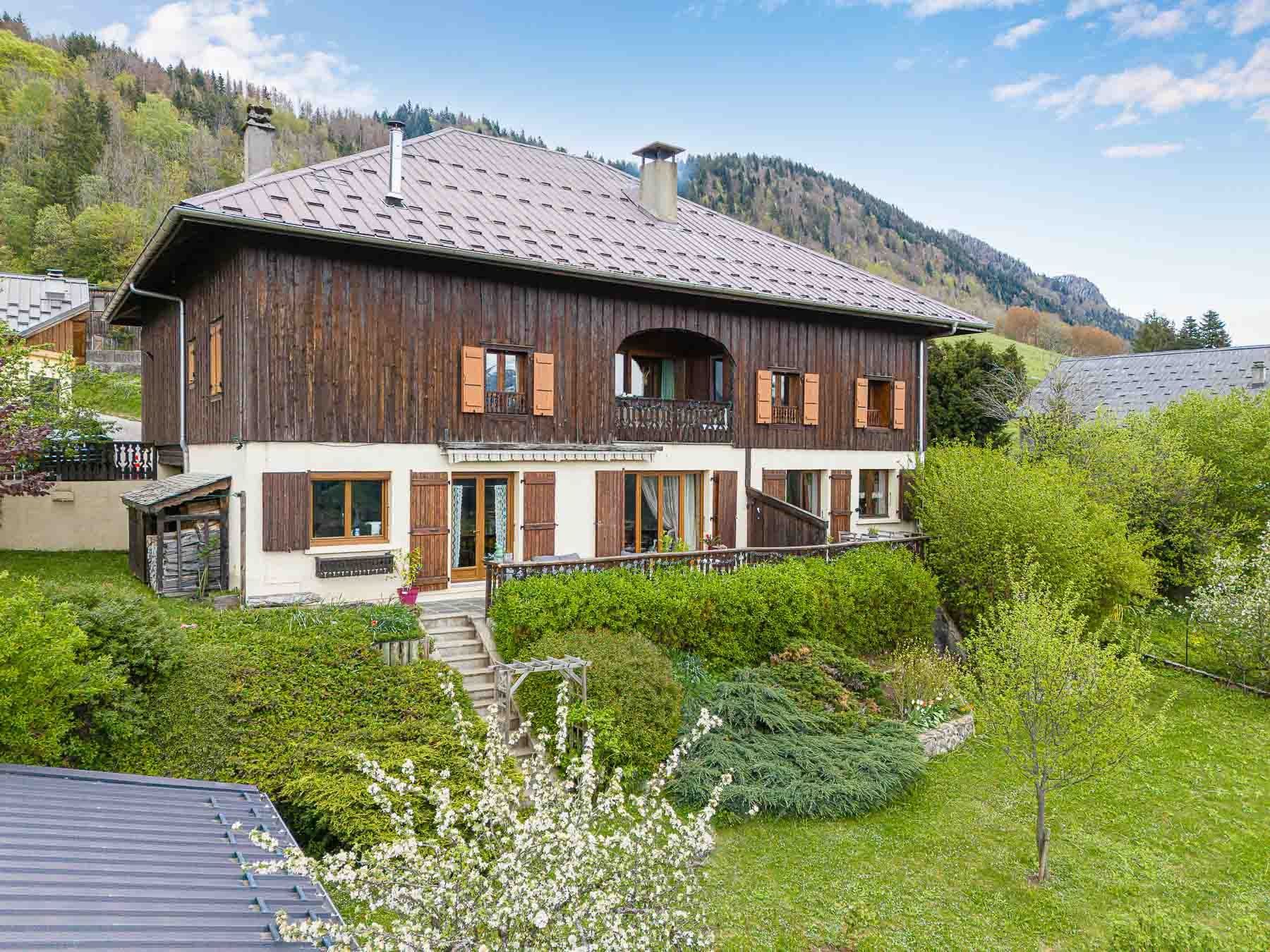 luxury house 9 Rooms for sale on TANINGES (74440)