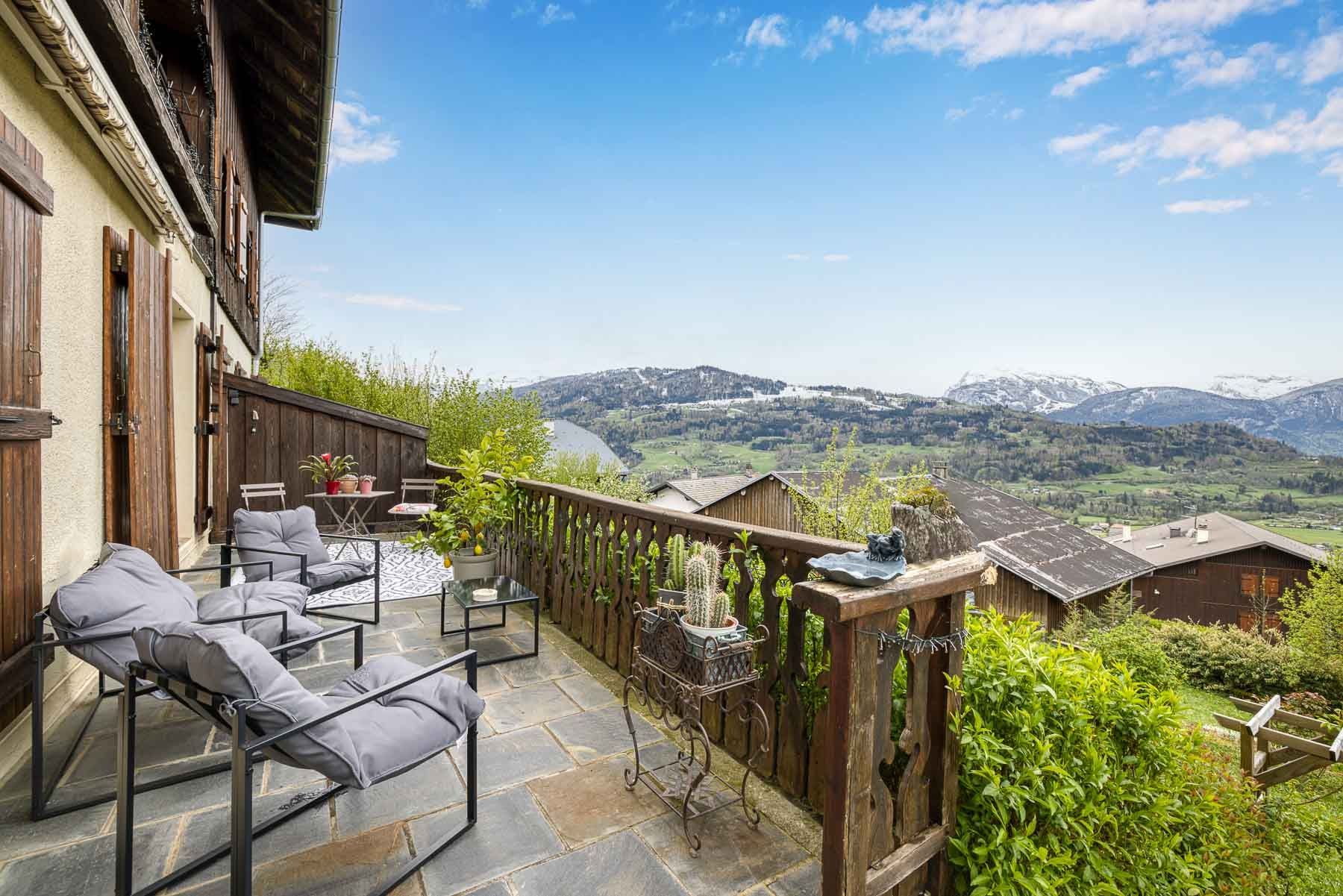 luxury house 9 Rooms for sale on TANINGES (74440)