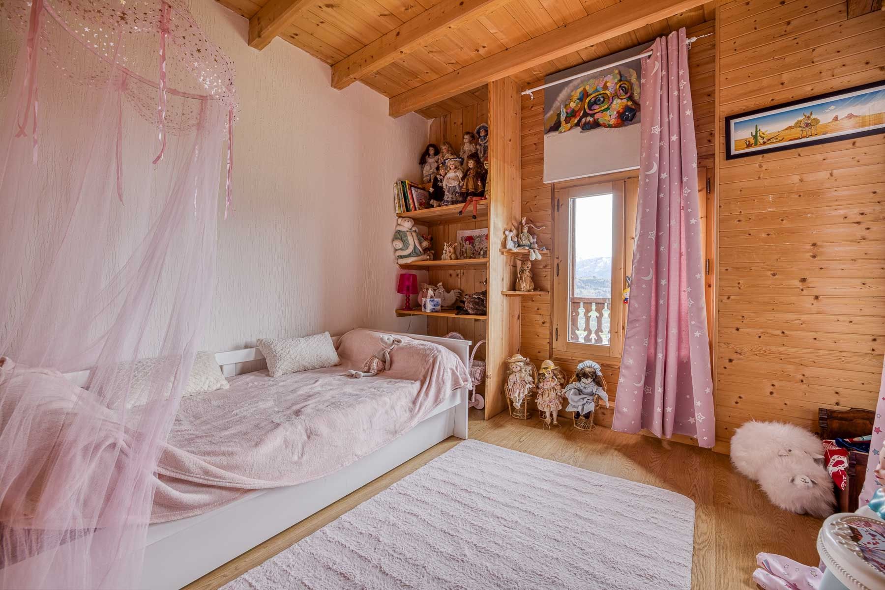 luxury house 9 Rooms for sale on TANINGES (74440)