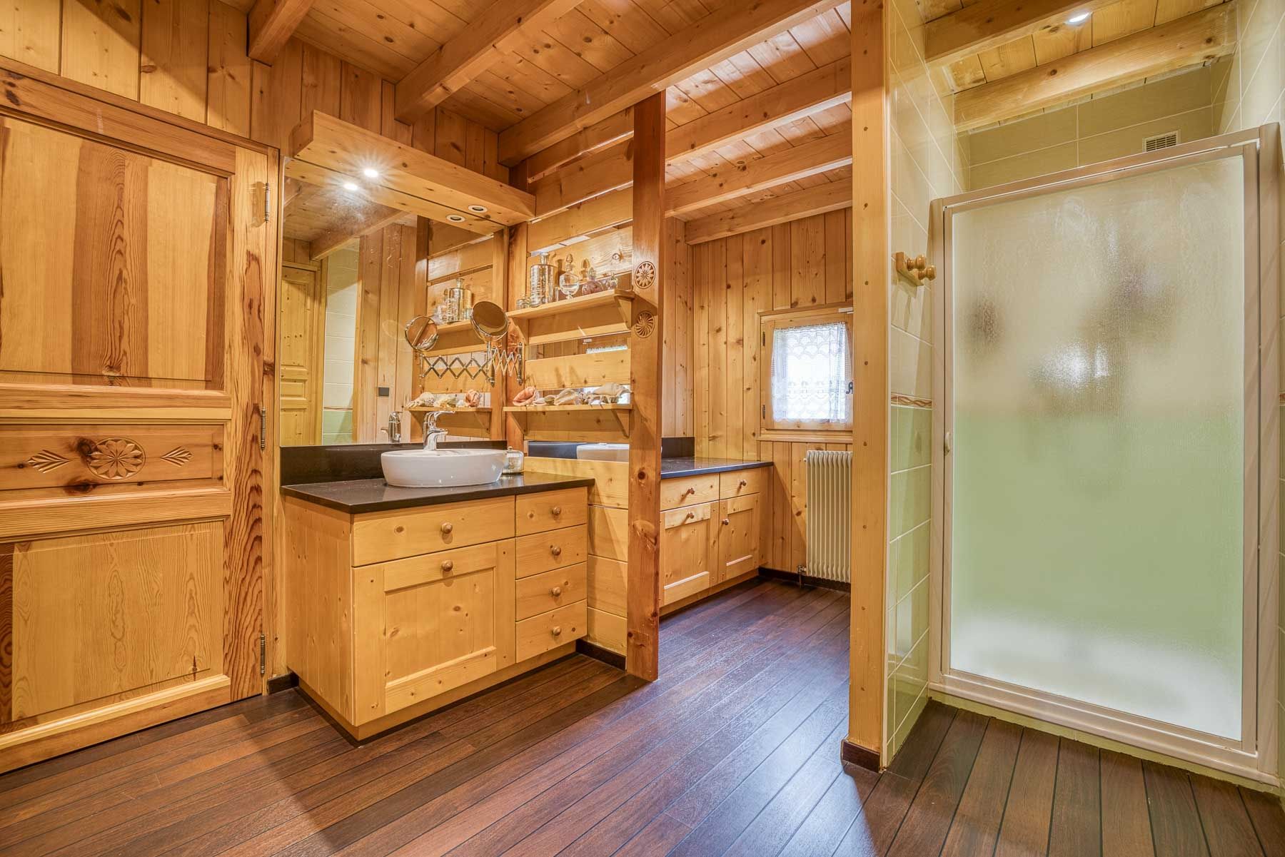 luxury house 9 Rooms for sale on TANINGES (74440)