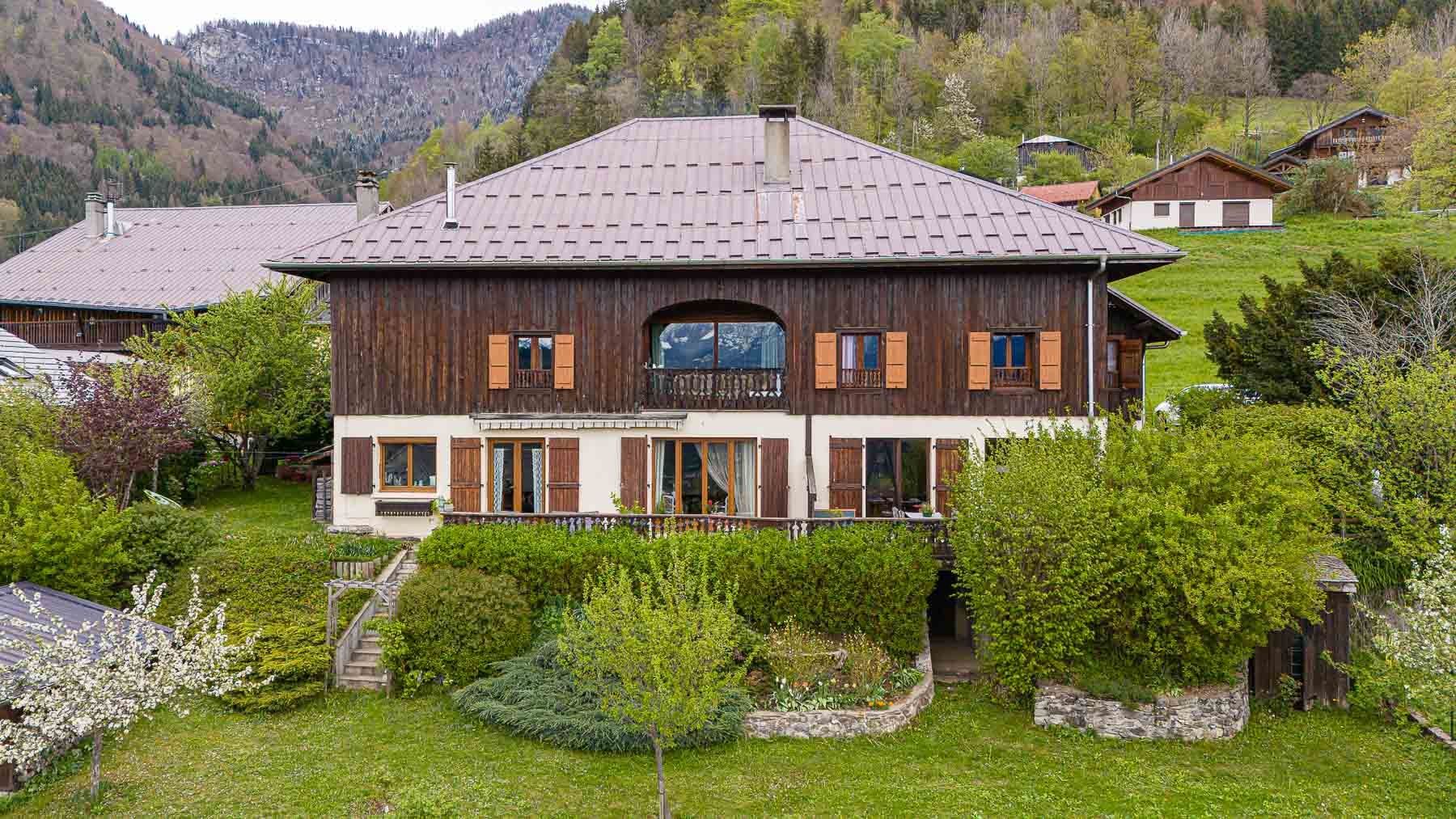 luxury house 9 Rooms for sale on TANINGES (74440)