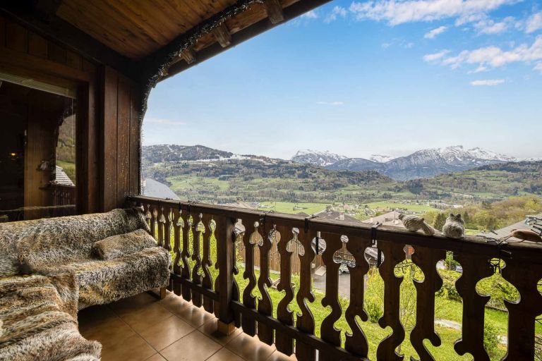 luxury house 9 Rooms for sale on TANINGES (74440)