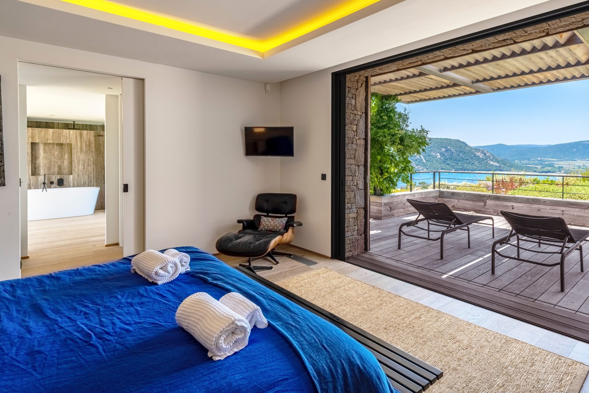 villa de luxe 14 Pièces en location saisonnière sur PORTO VECCHIO (20137)