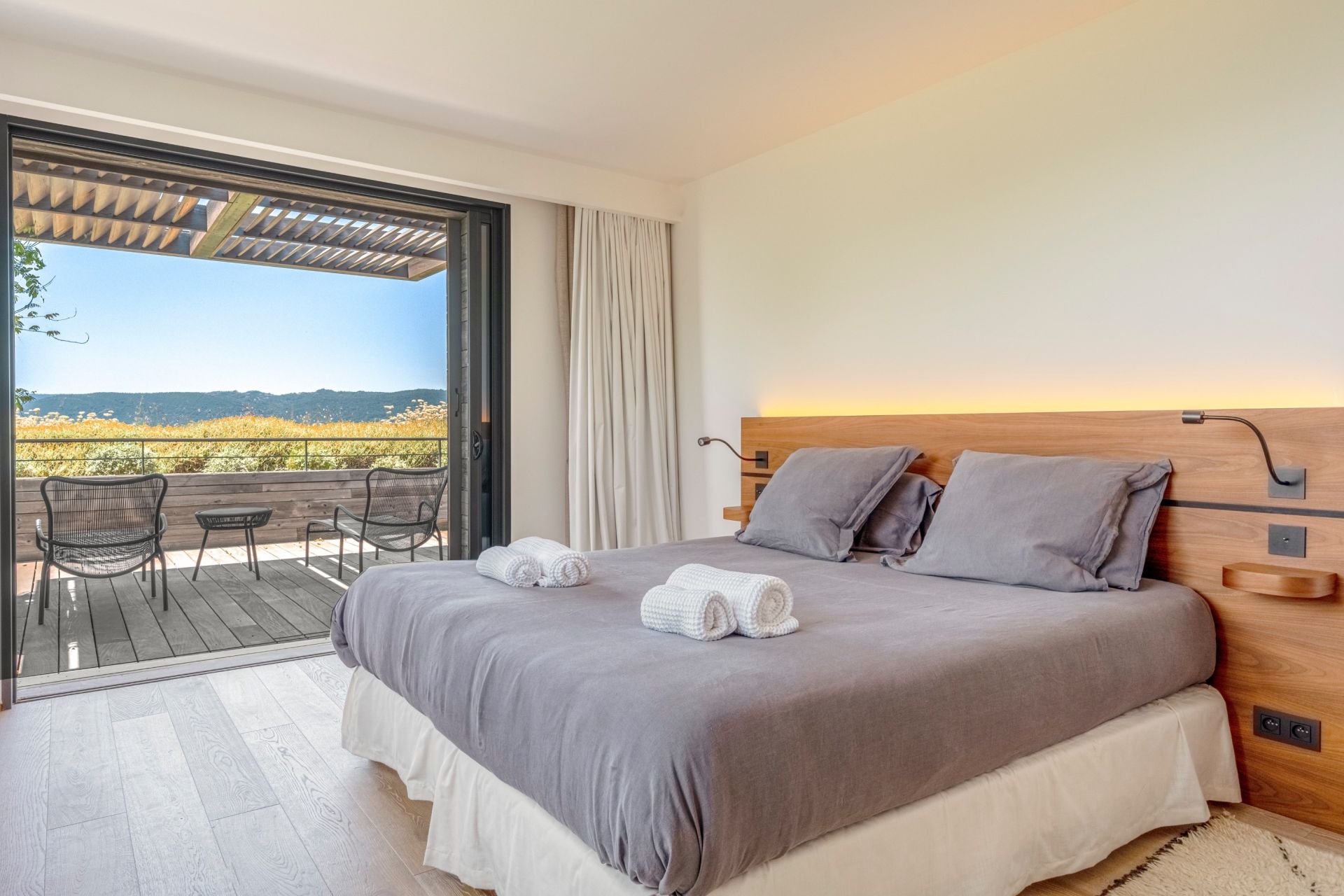 luxury villa 14 Rooms for seasonal rent on PORTO VECCHIO (20137)