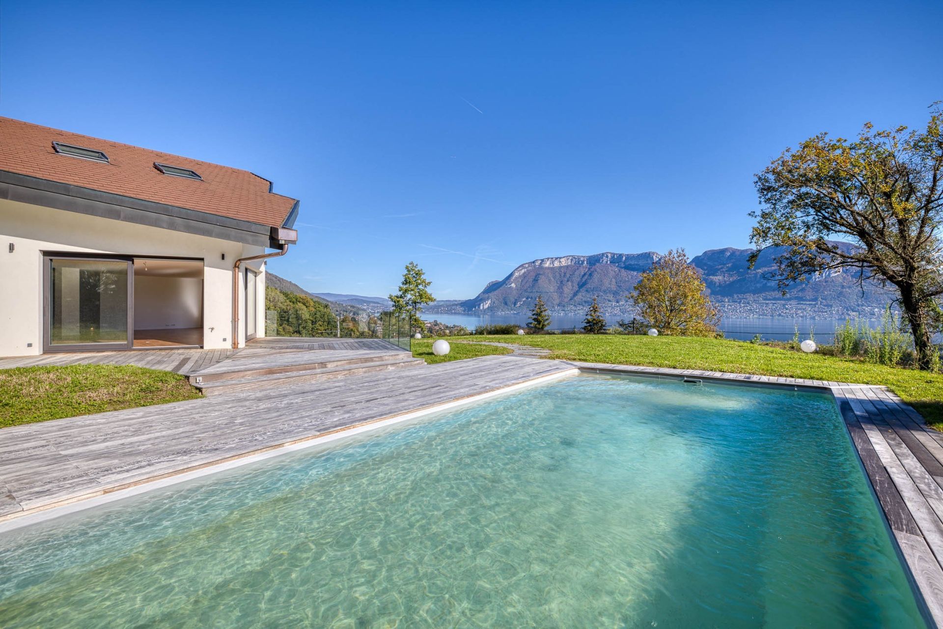 luxury house 8 Rooms for sale on SEVRIER (74320)