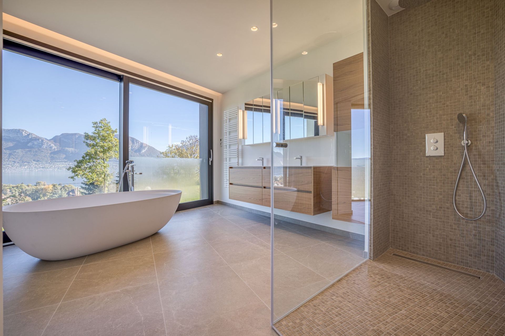 luxury house 8 Rooms for sale on SEVRIER (74320)