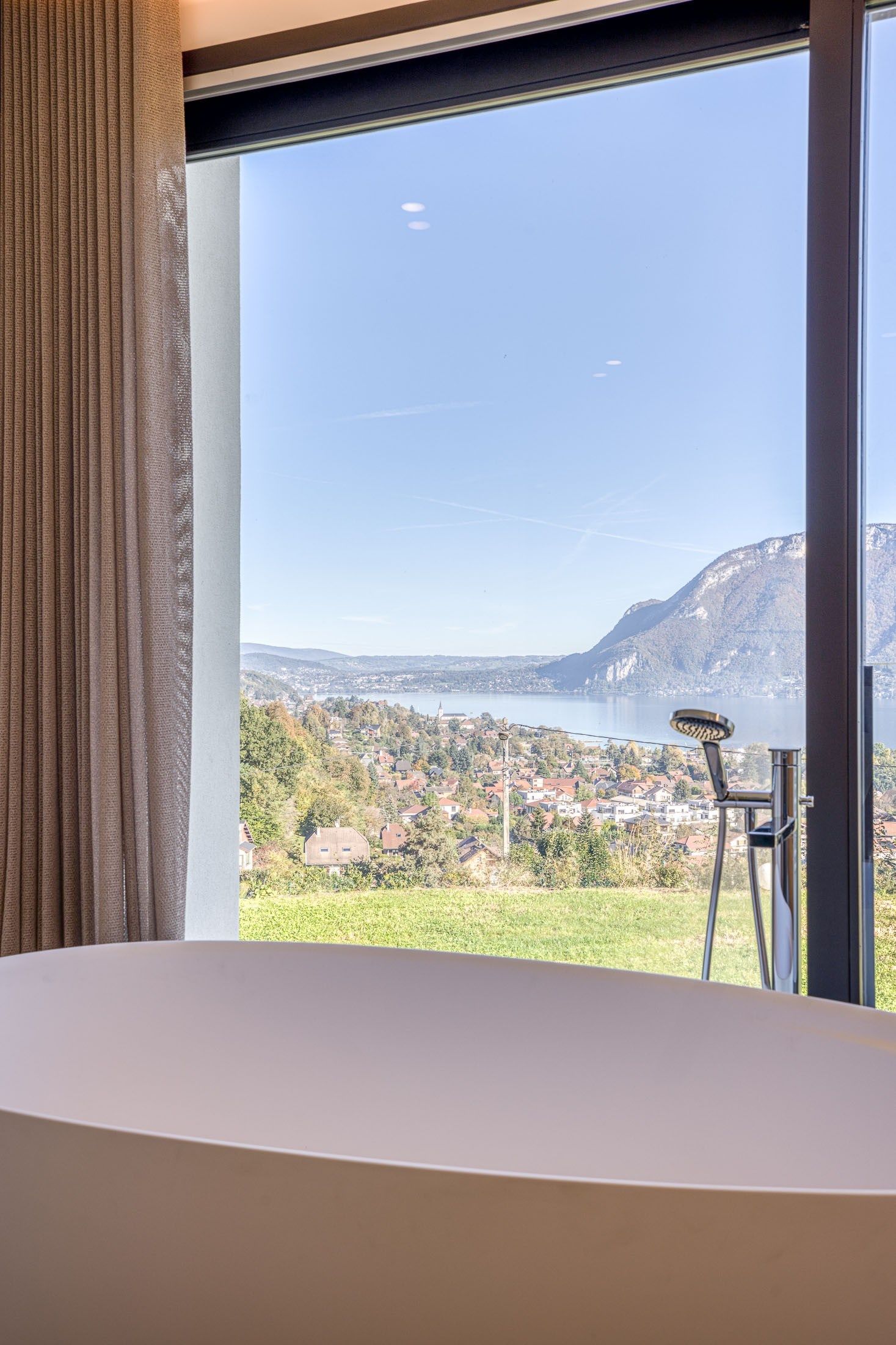 luxury house 8 Rooms for sale on SEVRIER (74320)