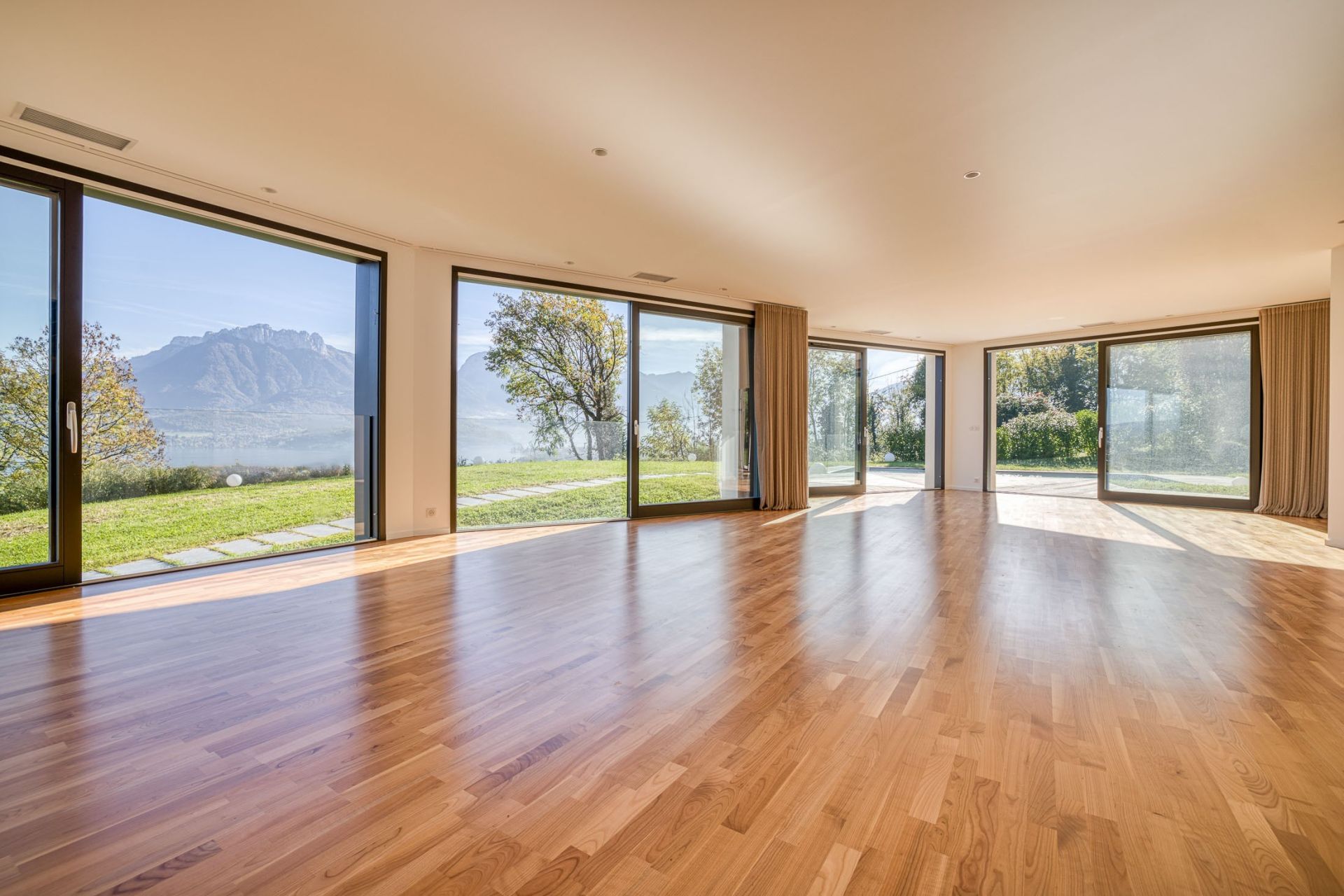 luxury house 8 Rooms for sale on SEVRIER (74320)