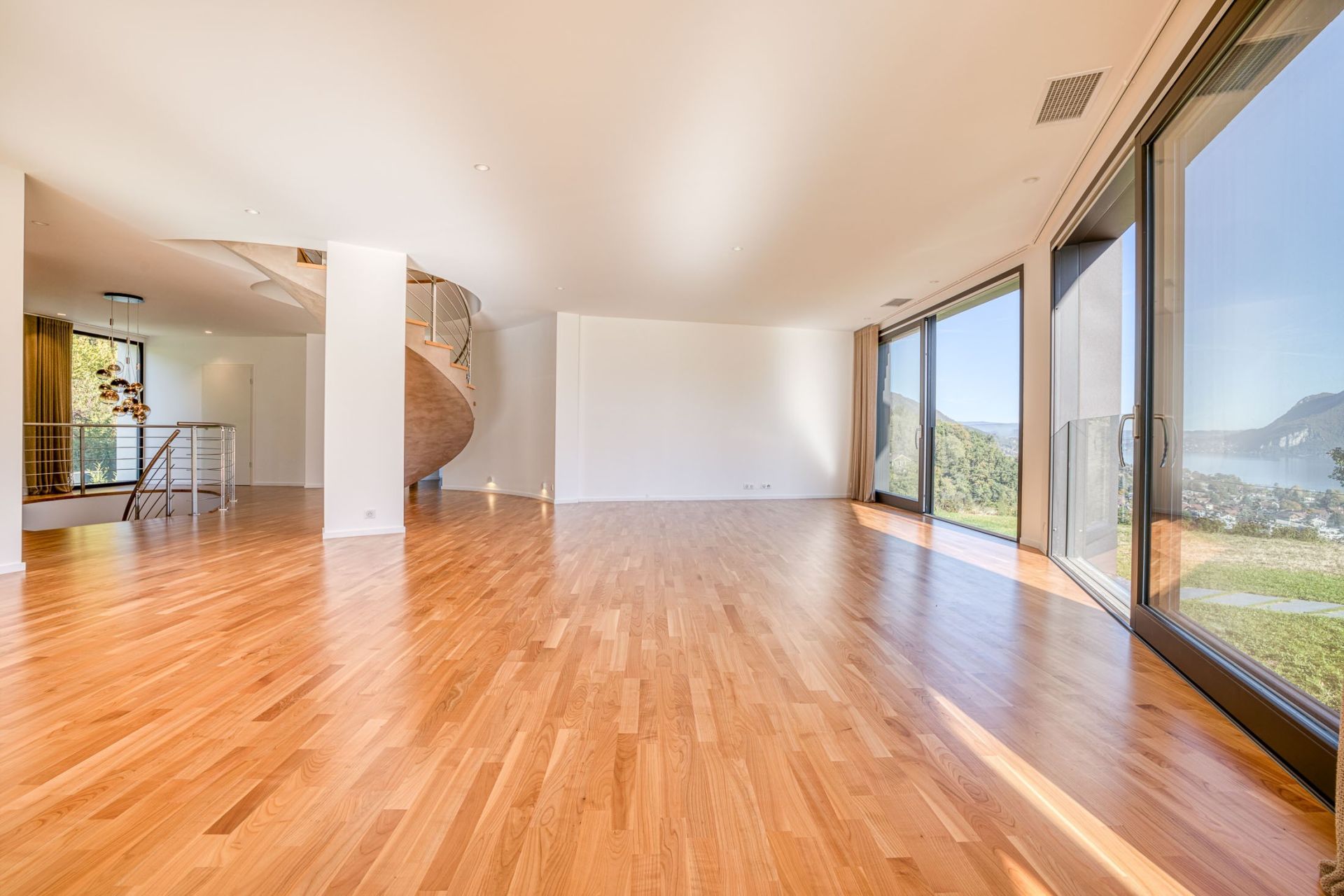 luxury house 8 Rooms for sale on SEVRIER (74320)