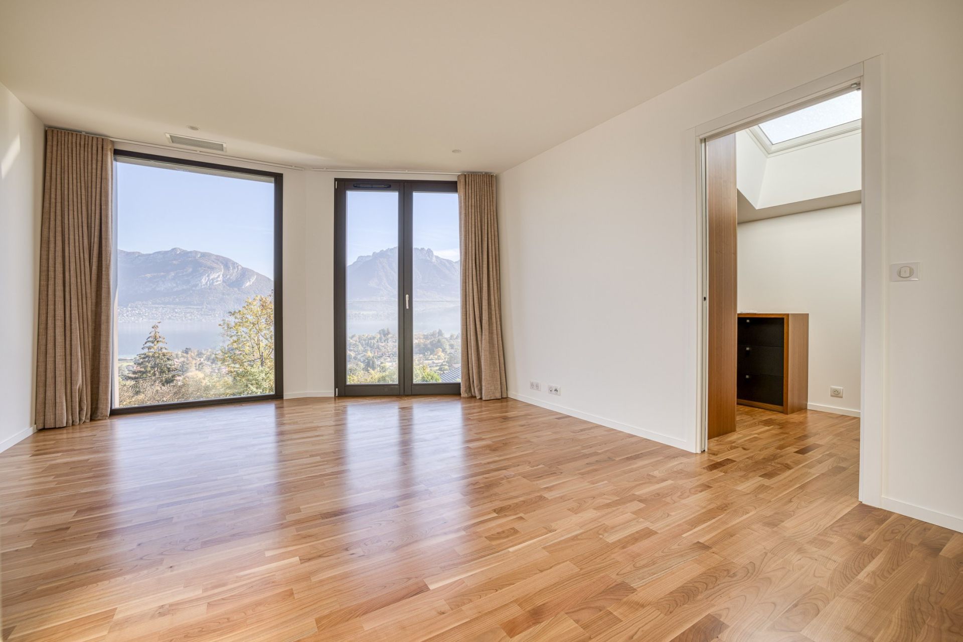 luxury house 8 Rooms for sale on SEVRIER (74320)