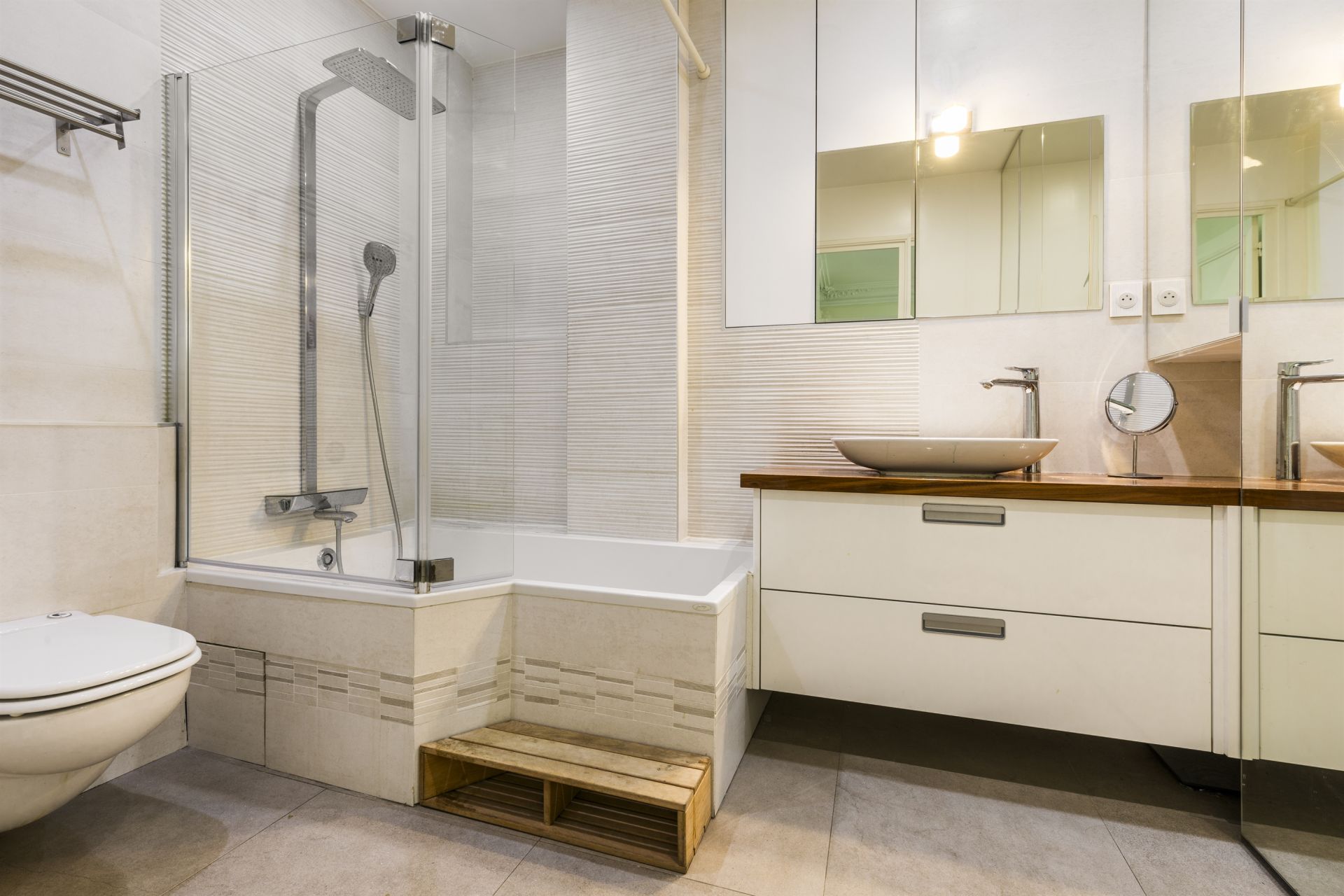 luxury apartment 5 Rooms for seasonal rent on PARIS (75007)