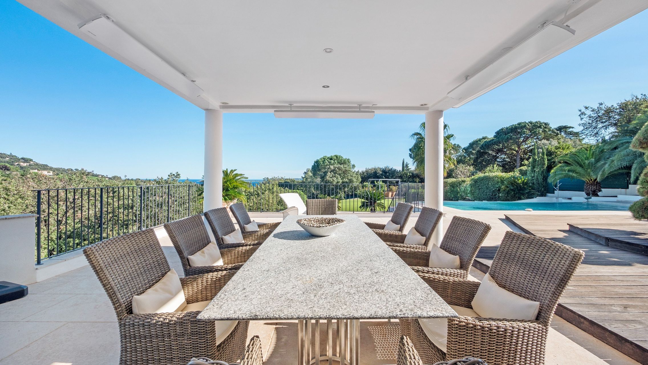 contemporary house 8 Rooms for sale on GRIMAUD (83310)