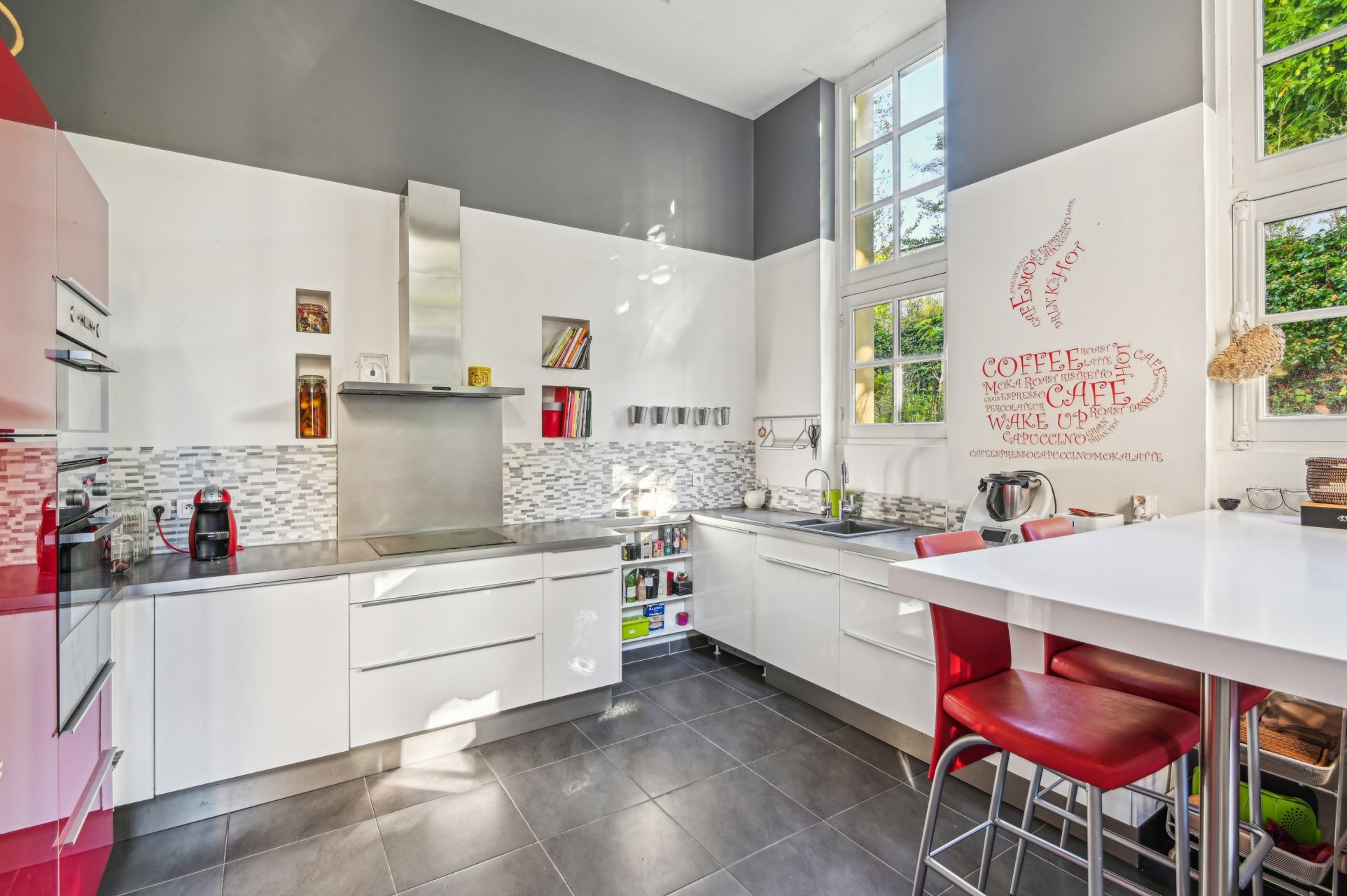 luxury house 10 Rooms for sale on RUEIL MALMAISON (92500)