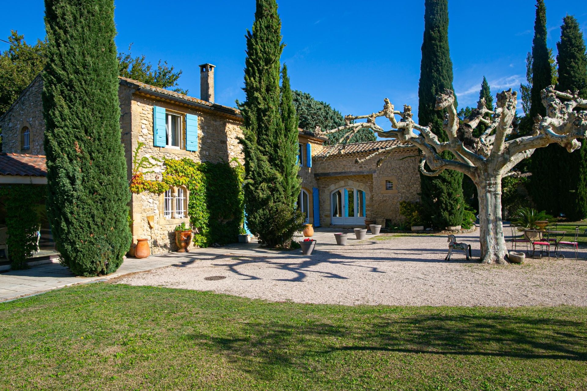 luxury house 19 Rooms for sale on TAILLADES (84300)