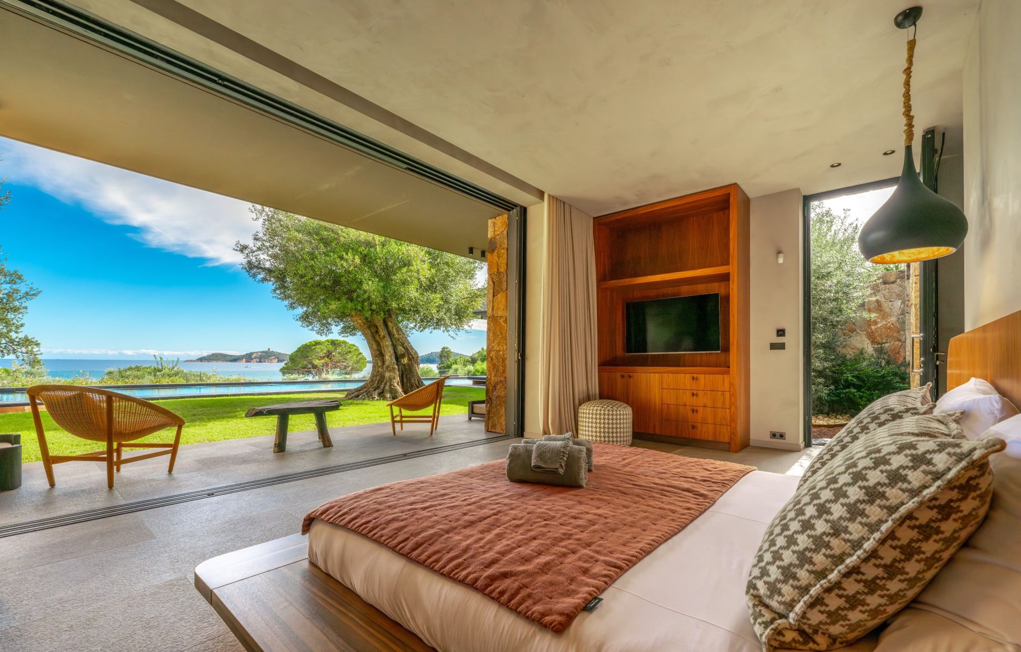 luxury villa 9 Rooms for seasonal rent on STE LUCIE DE PORTO VECCHIO (20144)