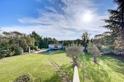 Sale Luxury house Aix-en-Provence 6 Rooms 270 m²