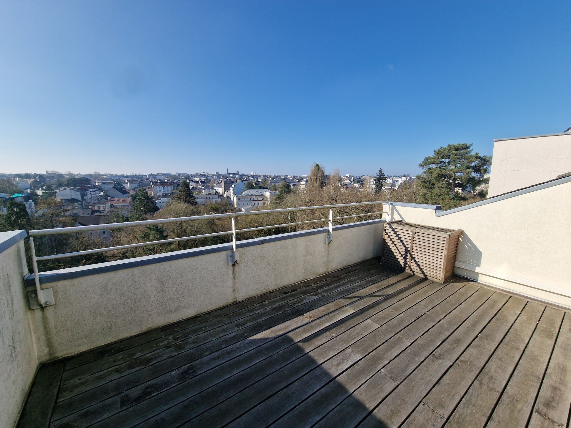 luxury apartment 4 Rooms for sale on NANTES (44100)