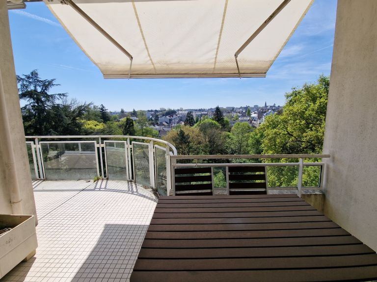 luxury apartment 4 Rooms for sale on NANTES (44100)