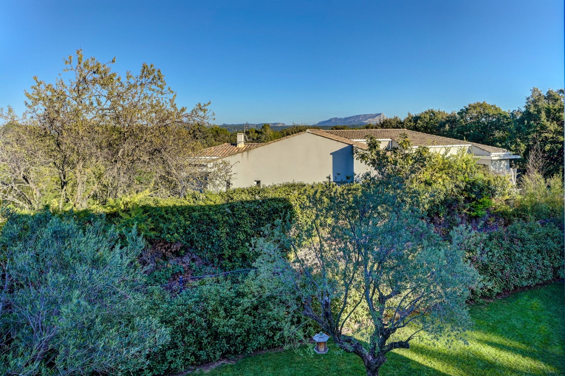 luxury house 8 Rooms for sale on AIX EN PROVENCE (13100)