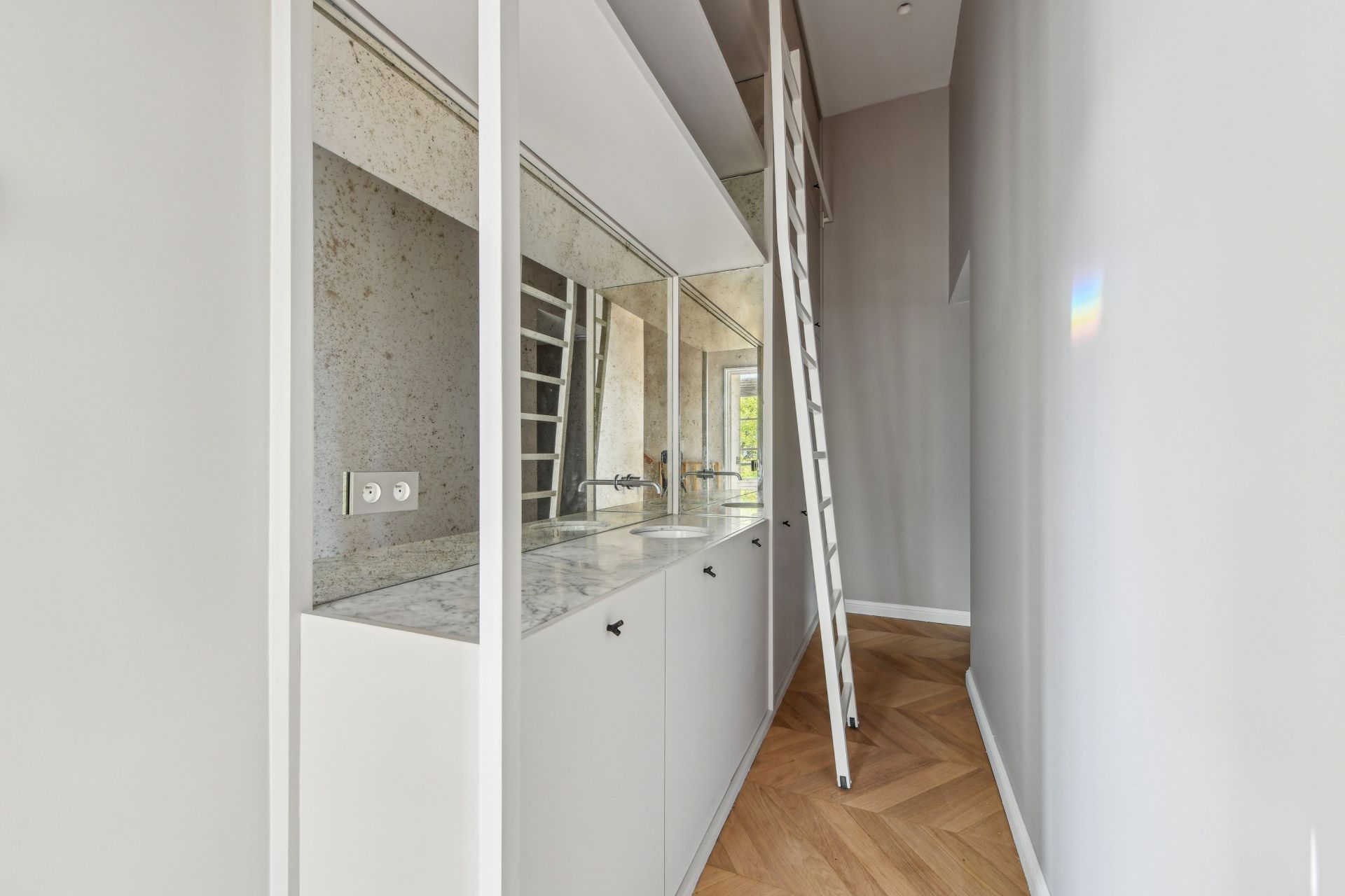 luxury apartment 5 Rooms for sale on PARIS (75008)