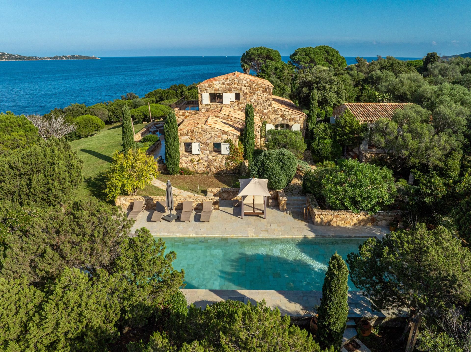 luxury villa 6 Rooms for seasonal rent on PORTO VECCHIO (20137)