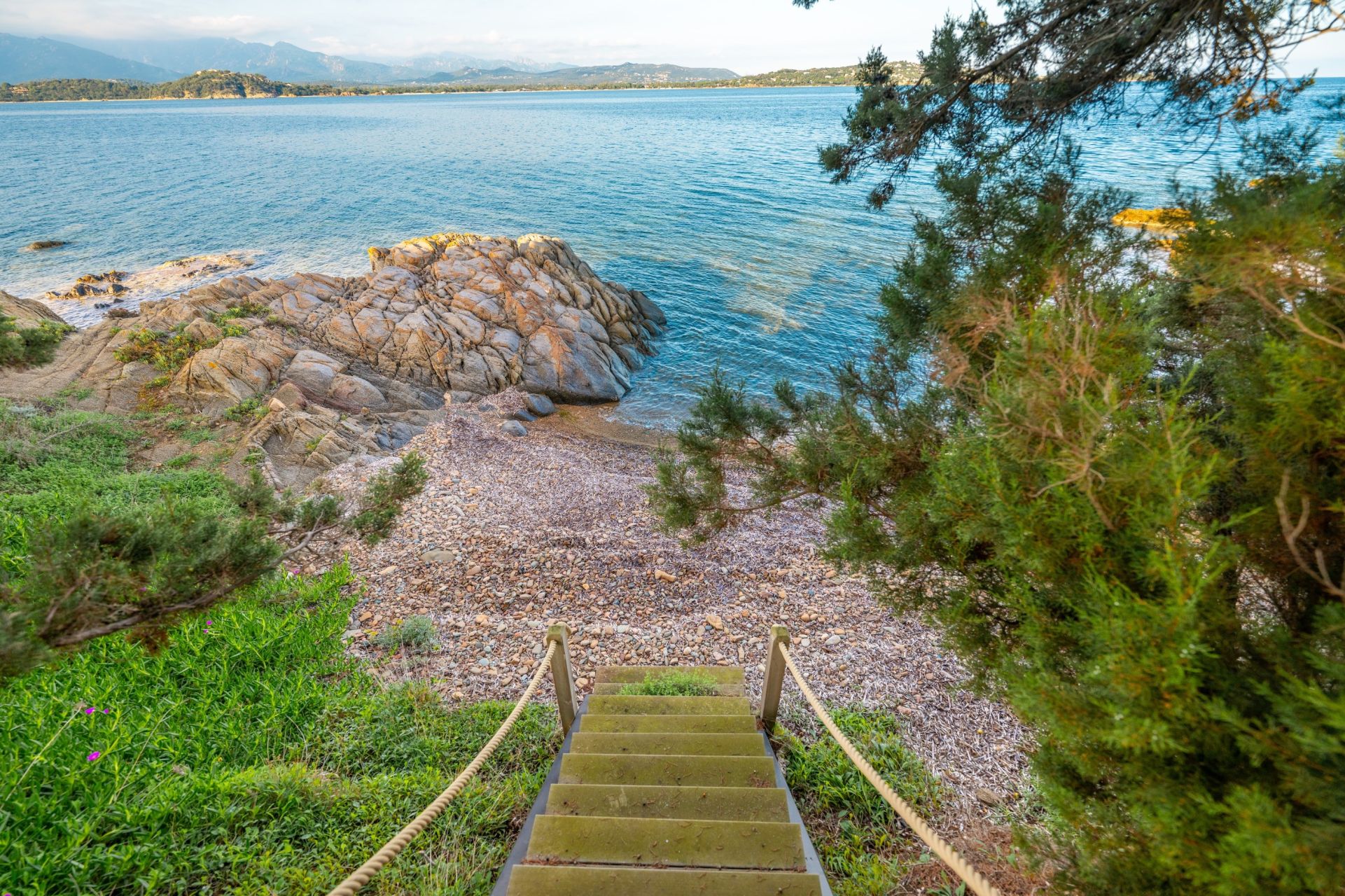 luxury villa 6 Rooms for seasonal rent on PORTO VECCHIO (20137)