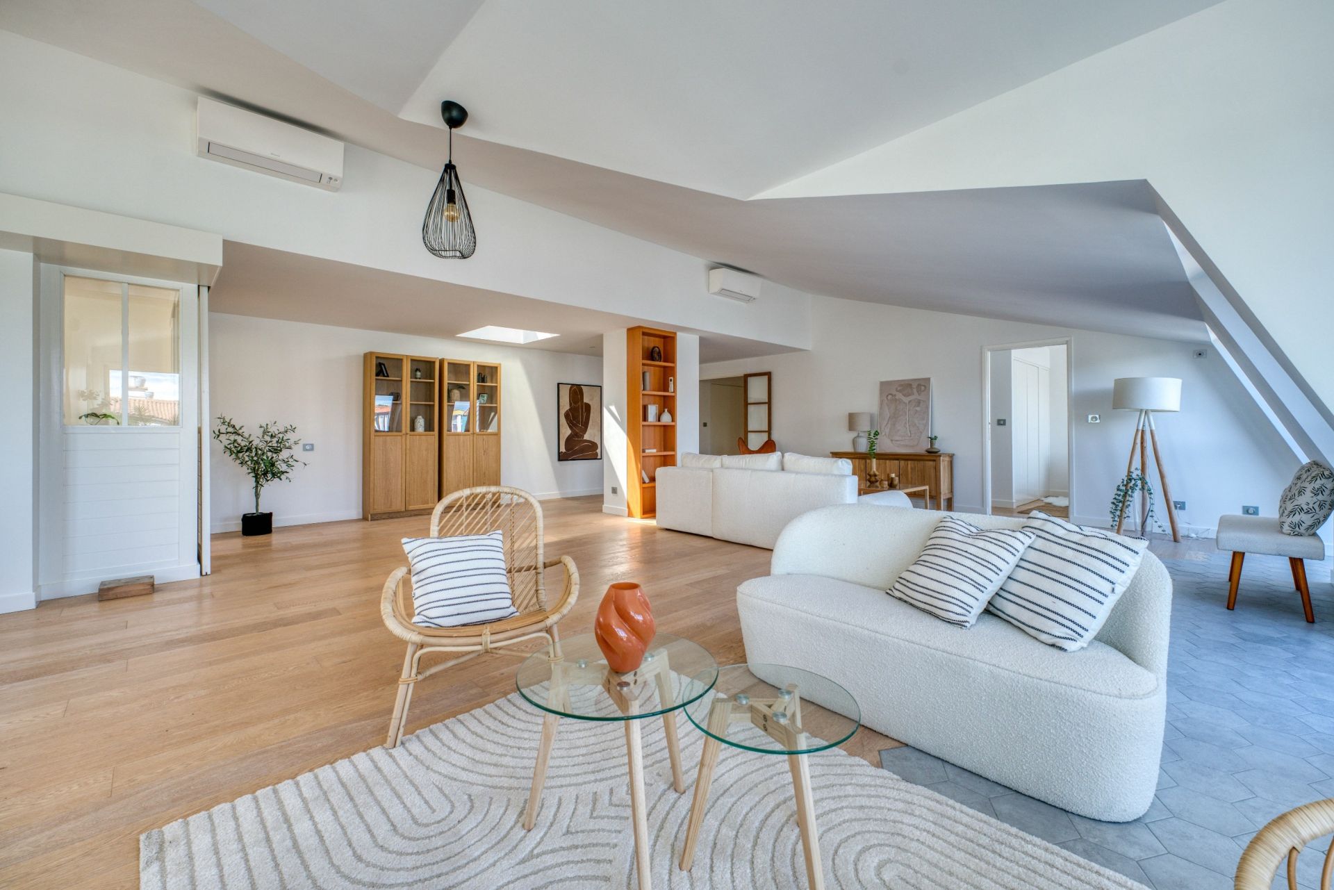 luxury apartment 5 Rooms for sale on LA ROCHELLE (17000)