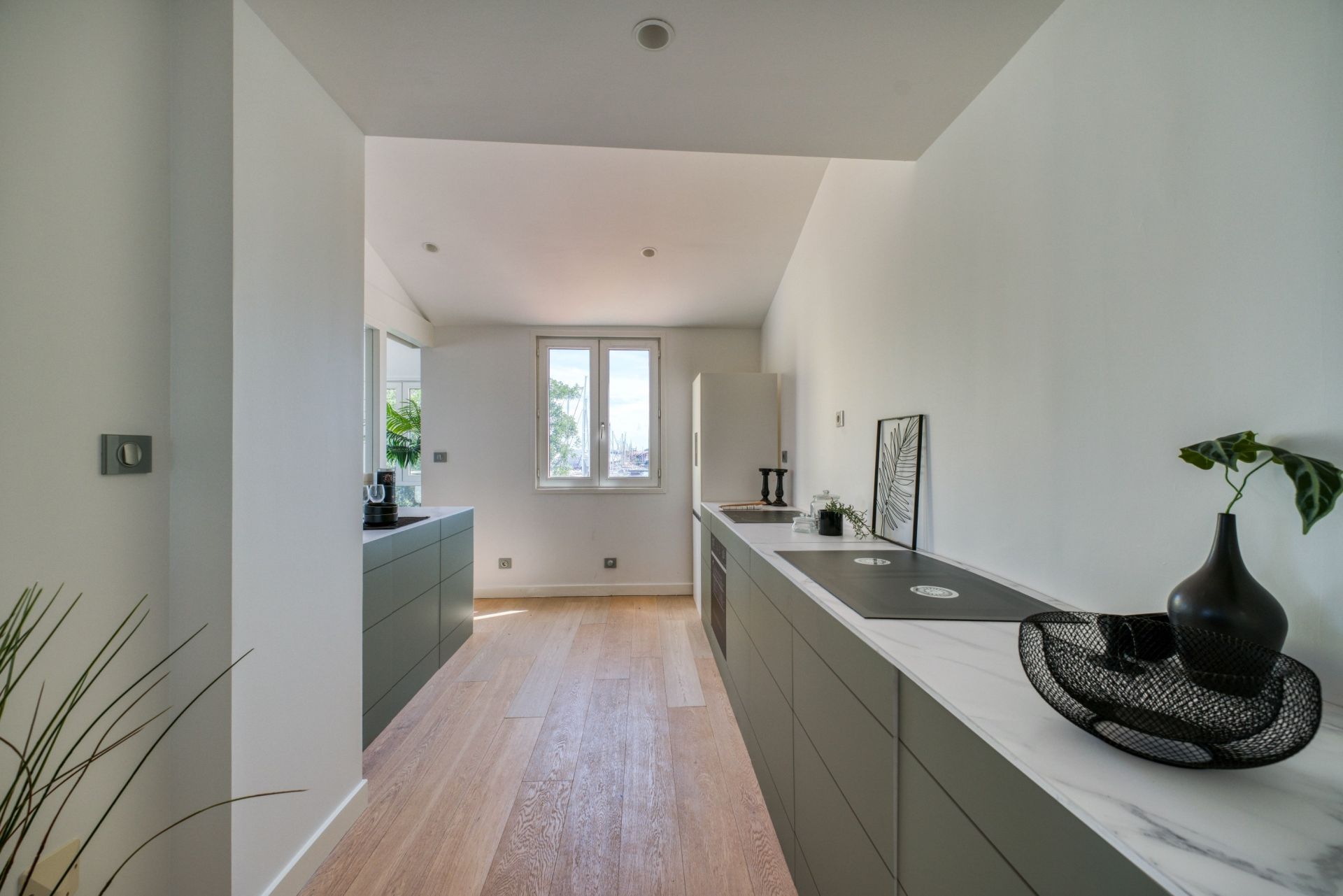 luxury apartment 5 Rooms for sale on LA ROCHELLE (17000)