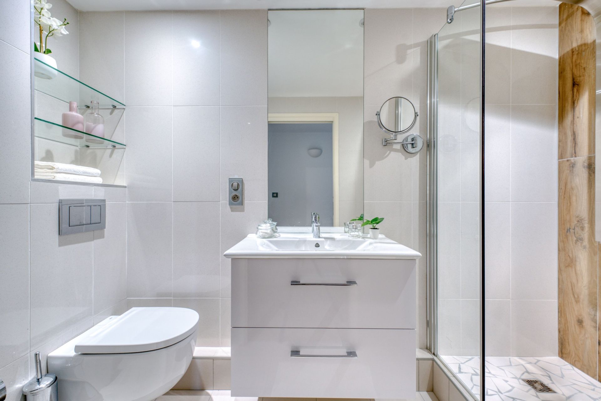 luxury apartment 5 Rooms for sale on LA ROCHELLE (17000)