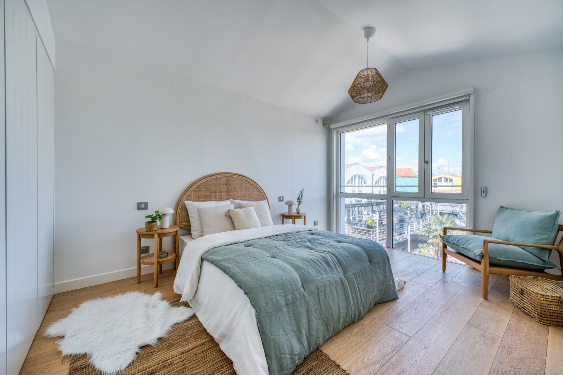 luxury apartment 5 Rooms for sale on LA ROCHELLE (17000)
