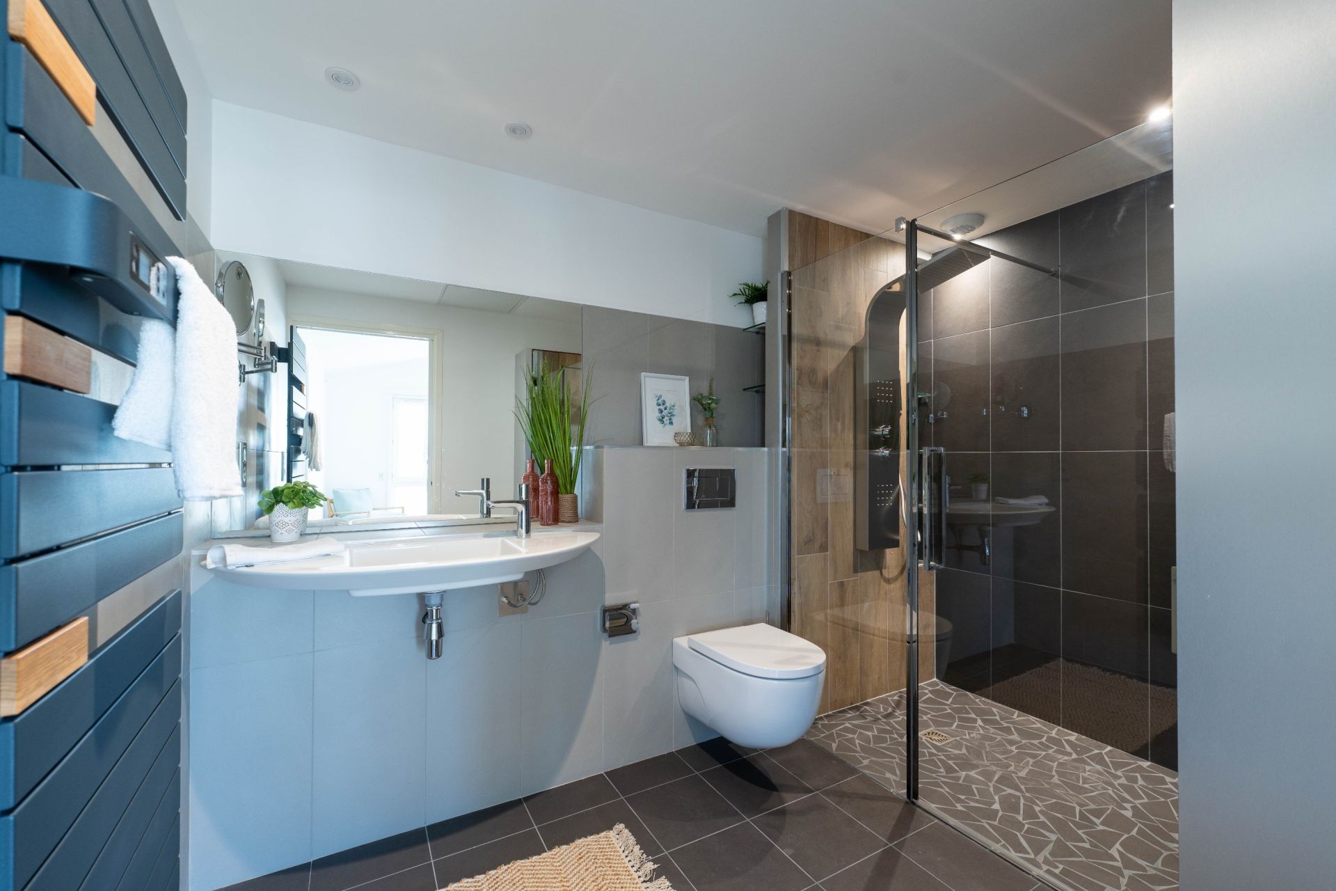 luxury apartment 5 Rooms for sale on LA ROCHELLE (17000)