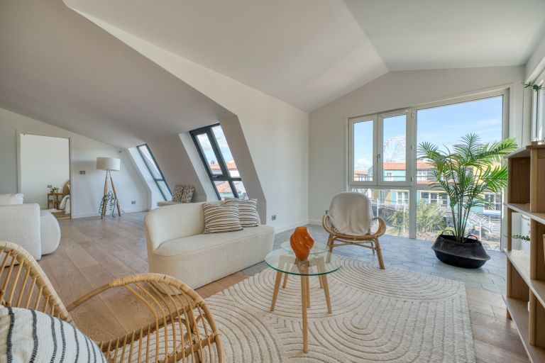 luxury apartment 5 Rooms for sale on LA ROCHELLE (17000)