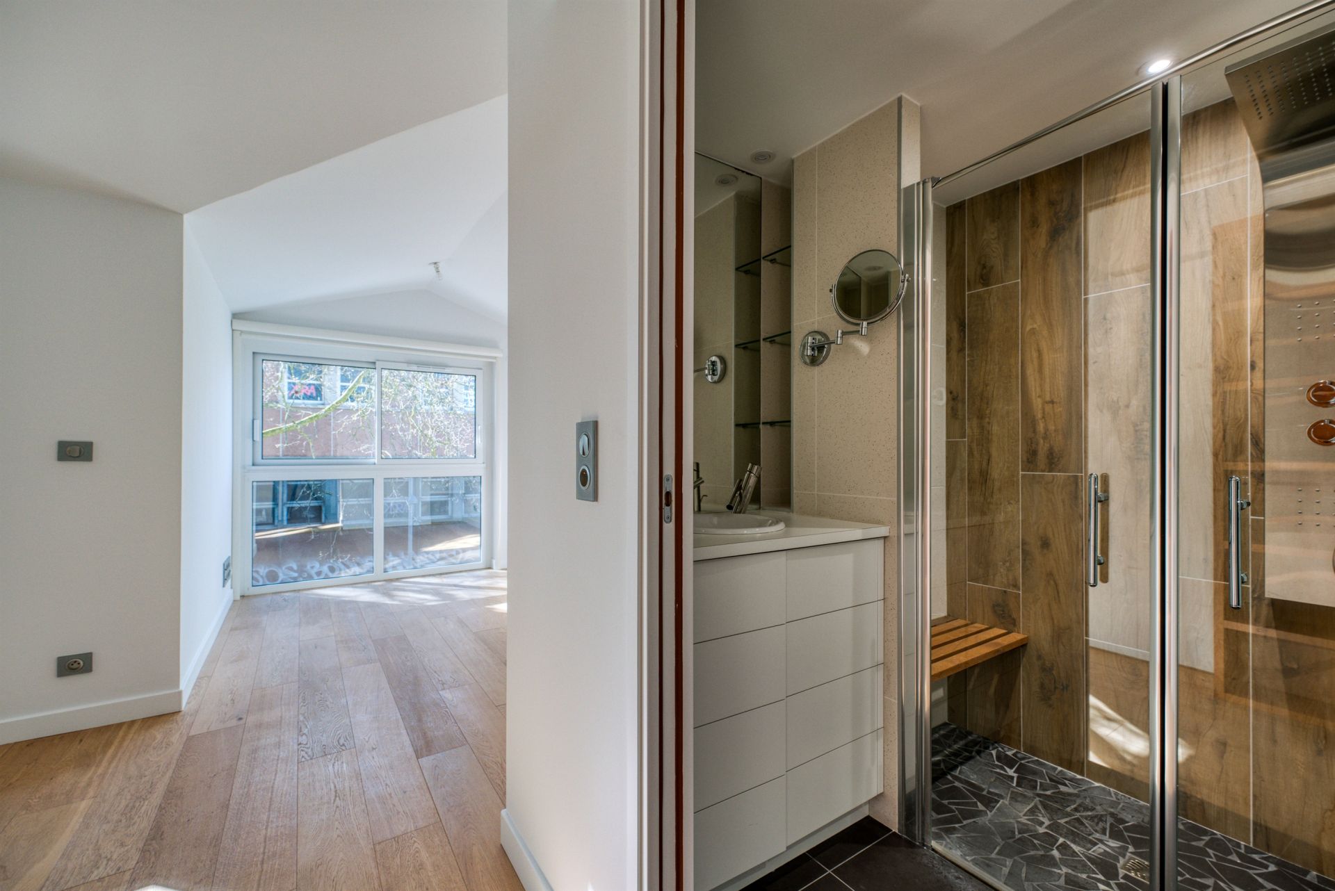 luxury apartment 4 Rooms for sale on LA ROCHELLE (17000)