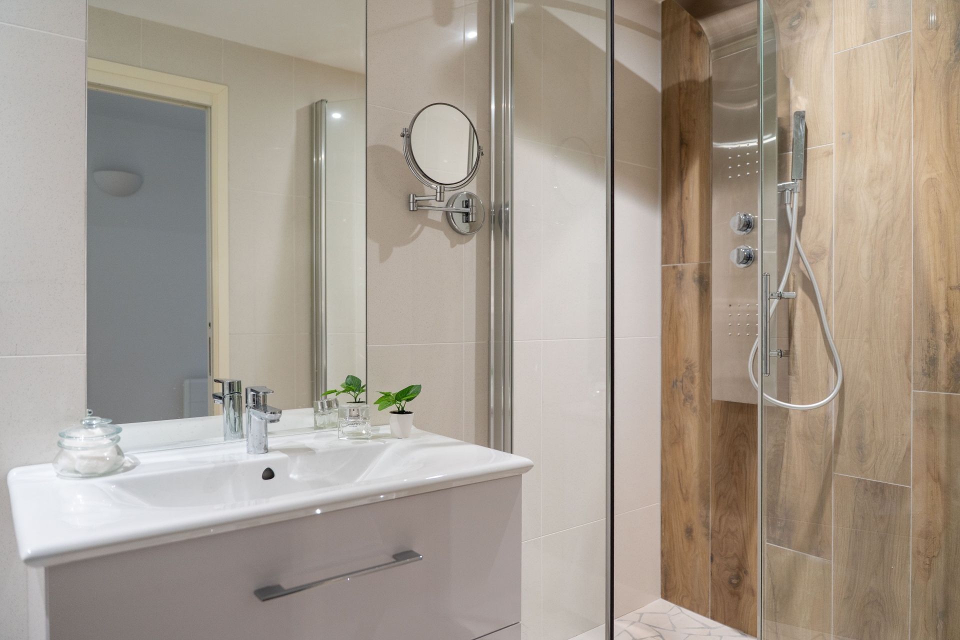 luxury apartment 4 Rooms for sale on LA ROCHELLE (17000)