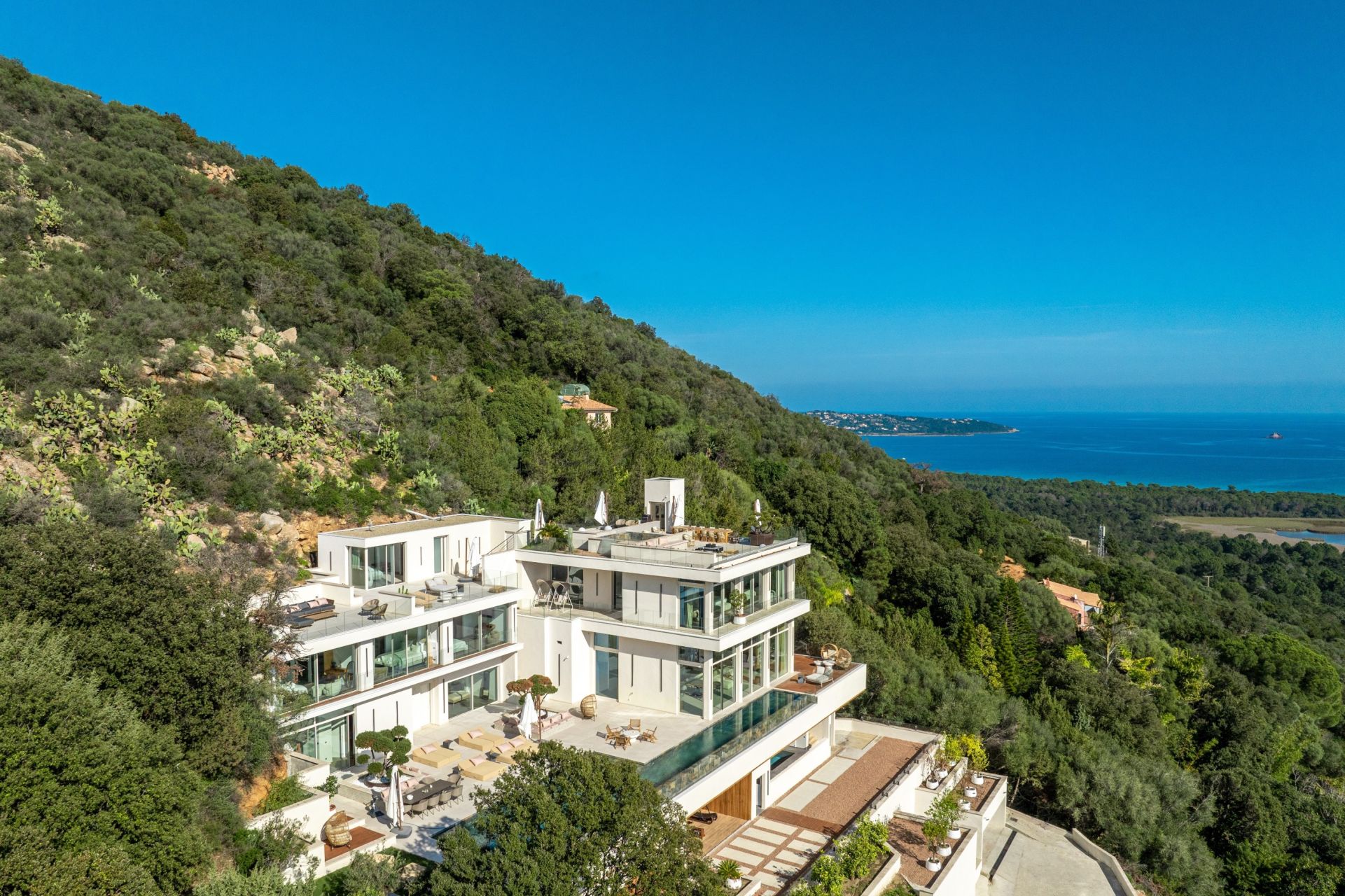 villa de luxe 10 Pièces en location saisonnière sur STE LUCIE DE PORTO VECCHIO (20144)