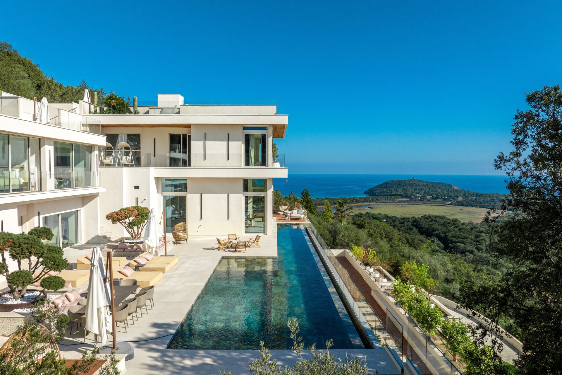 villa de luxe 10 Pièces en location saisonnière sur STE LUCIE DE PORTO VECCHIO (20144)