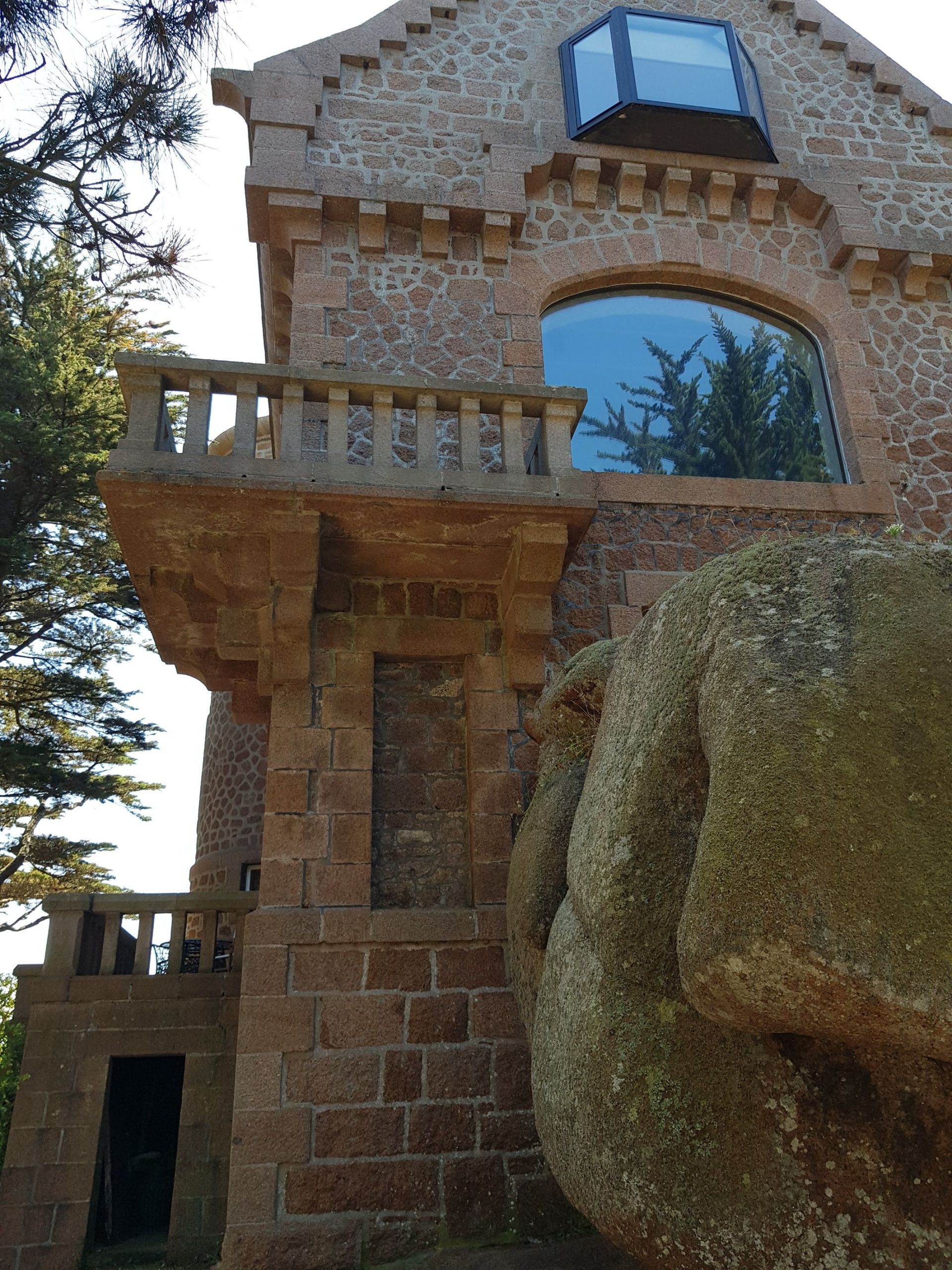 luxury house 10 Rooms for sale on TREGASTEL (22730)